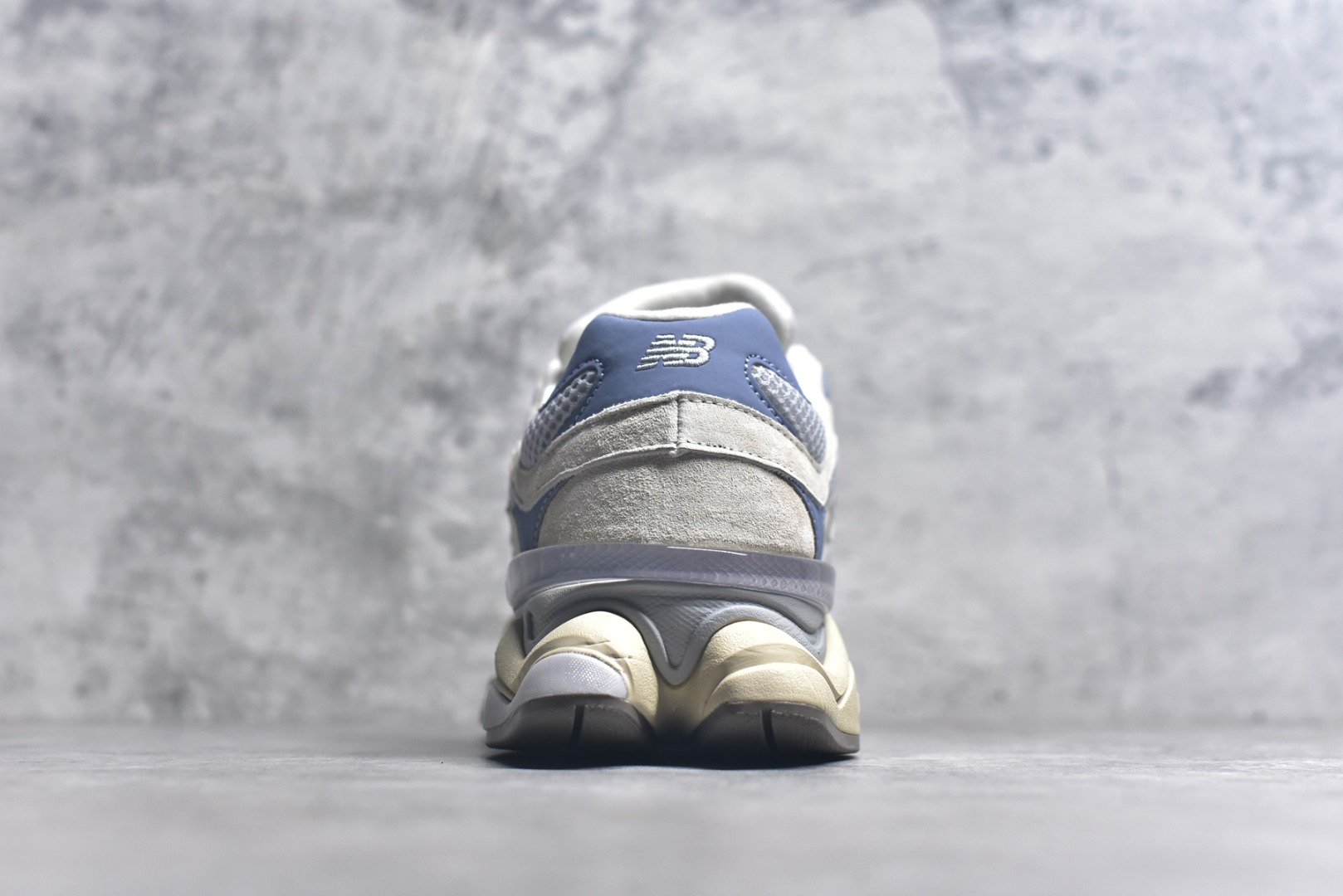 图片[5]-#New Balance NB9060 联名款 复古休闲运动慢跑鞋 U9060EEL #鞋款灵感源自设计师本人对夏日的怀日回忆。鞋面大身由空间双格及磨砂鞋面拼接而生，配以柔和、温暖的粉橘色调，夏日氛围拉满 #采用大面积网眼以及麂皮材质覆盖鞋身，还原经典气质。搭载ABZORB避震科技，由泡沫聚酯制成，上脚可以有效减少由鞋底反弹对身体及双腿的冲击力 尺码：36 37 37.5 38 38.5 39 40 40.5 41 42 42.5 43 44 44.5 45 46.5 3.D4-选品中心