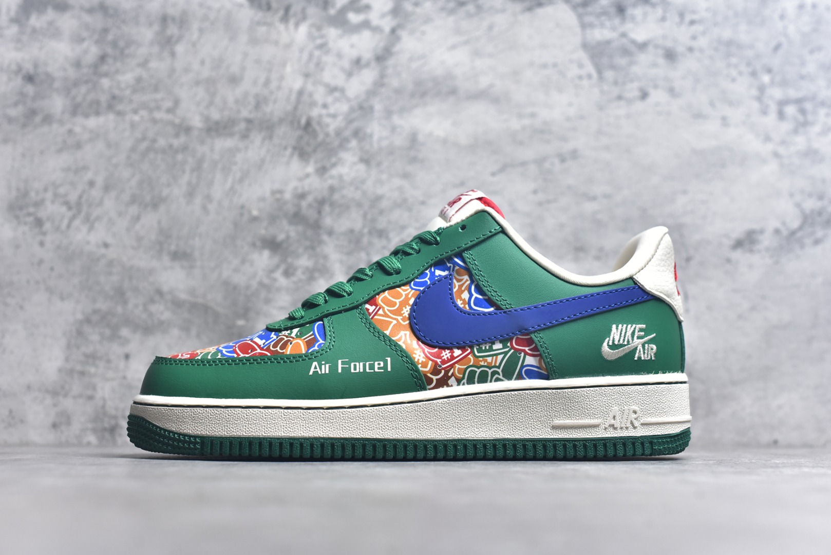 #Nike Air Force 1\’07 Low 联名 双拼绿蓝勾 空军一号低帮休闲板鞋 KJ1688-007 #原楦头原纸板 原装鞋盒 定制五金配件 内置全掌气垫 原厂鞋底 尺码：36 37 37.5 38 39 39.5 40 40.5 41.5 42 42.5 43 44 44.5 45 9.D4-选品中心