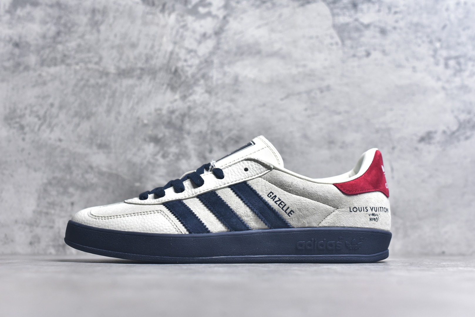 #adidas 德训鞋 “LV联名-灰红藏蓝”高端定制 大厂纯原品质出货 超高清洁度 细节完美 舒适百搭 低帮休闲板鞋 男女同款 货号：SC9207-725 尺码：36 36.5 37.5 38 38.5 39 40 40.5 41 42 42.5 43 44 44.5 45-选品中心