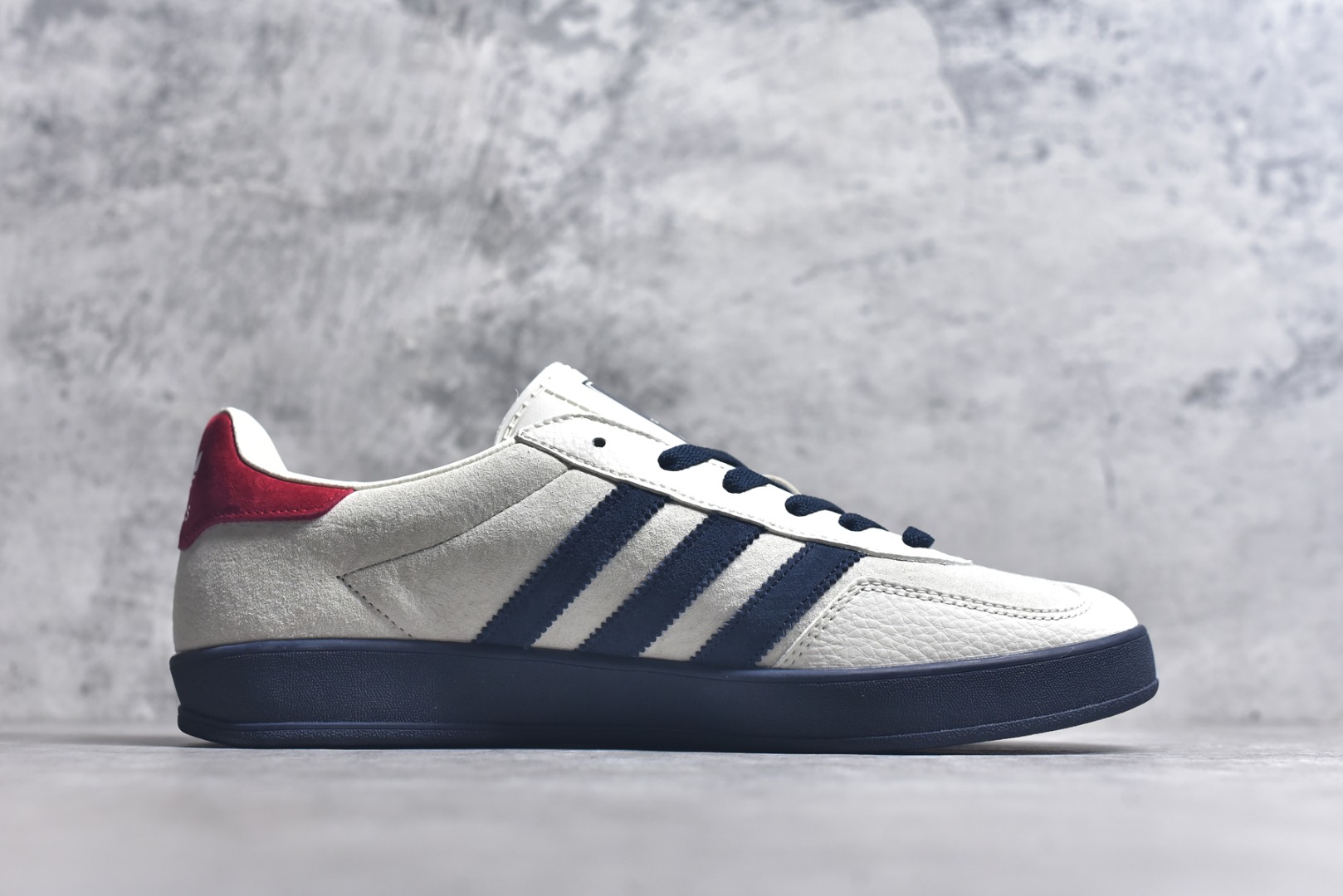 图片[3]-#adidas 德训鞋 “LV联名-灰红藏蓝”高端定制 大厂纯原品质出货 超高清洁度 细节完美 舒适百搭 低帮休闲板鞋 男女同款 货号：SC9207-725 尺码：36 36.5 37.5 38 38.5 39 40 40.5 41 42 42.5 43 44 44.5 45-选品中心