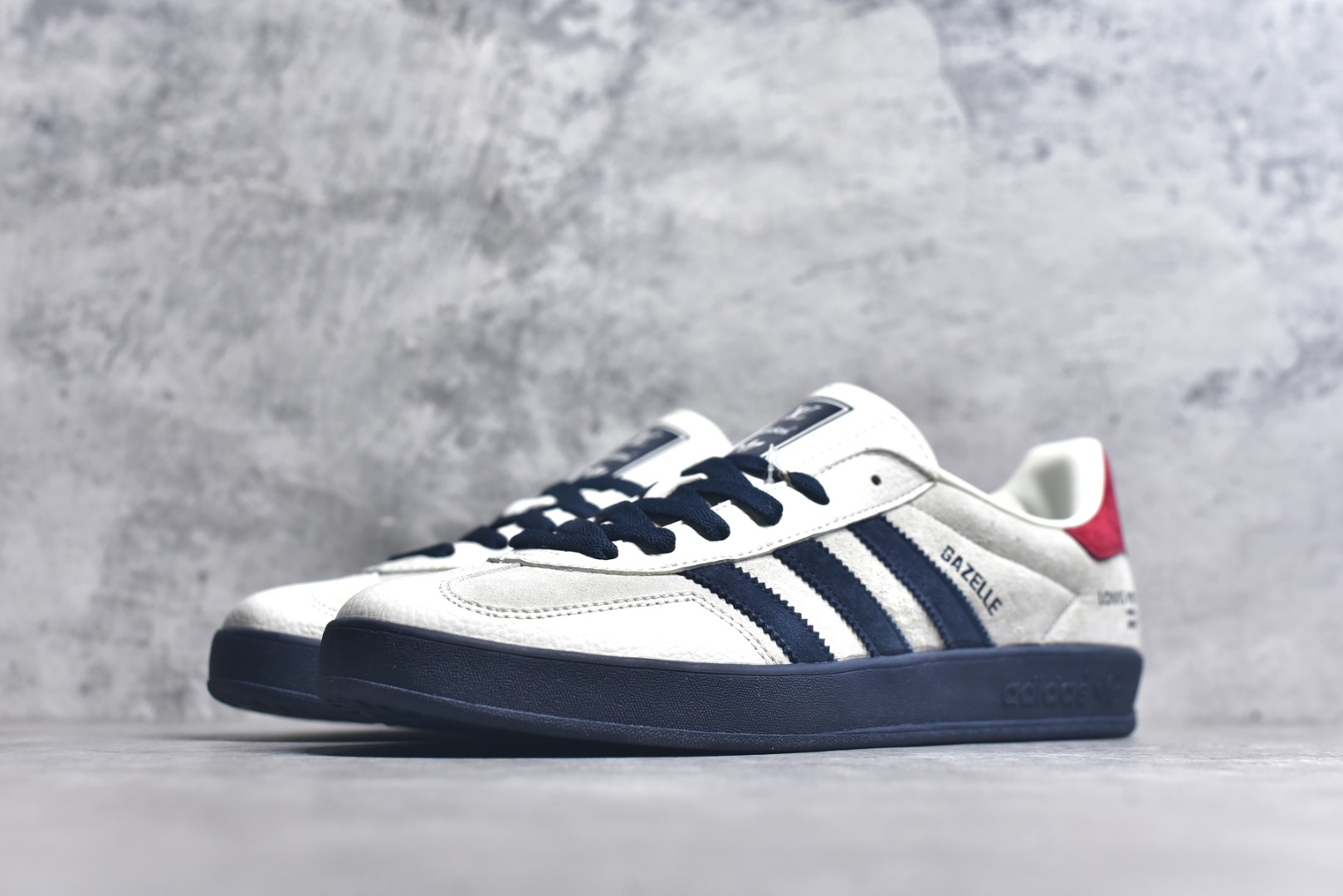 图片[2]-#adidas 德训鞋 “LV联名-灰红藏蓝”高端定制 大厂纯原品质出货 超高清洁度 细节完美 舒适百搭 低帮休闲板鞋 男女同款 货号：SC9207-725 尺码：36 36.5 37.5 38 38.5 39 40 40.5 41 42 42.5 43 44 44.5 45-选品中心