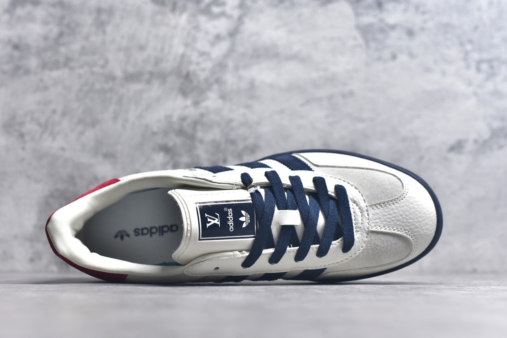 图片[4]-#adidas 德训鞋 “LV联名-灰红藏蓝”高端定制 大厂纯原品质出货 超高清洁度 细节完美 舒适百搭 低帮休闲板鞋 男女同款 货号：SC9207-725 尺码：36 36.5 37.5 38 38.5 39 40 40.5 41 42 42.5 43 44 44.5 45-选品中心
