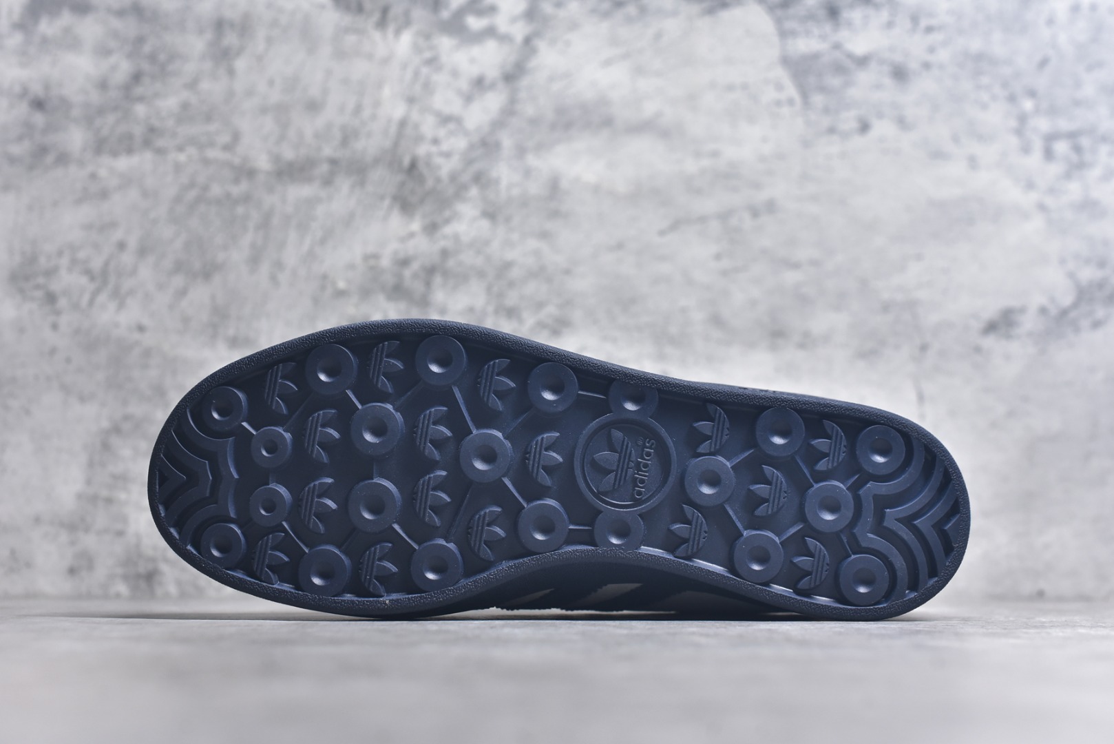 图片[6]-#adidas 德训鞋 “LV联名-灰红藏蓝”高端定制 大厂纯原品质出货 超高清洁度 细节完美 舒适百搭 低帮休闲板鞋 男女同款 货号：SC9207-725 尺码：36 36.5 37.5 38 38.5 39 40 40.5 41 42 42.5 43 44 44.5 45-选品中心
