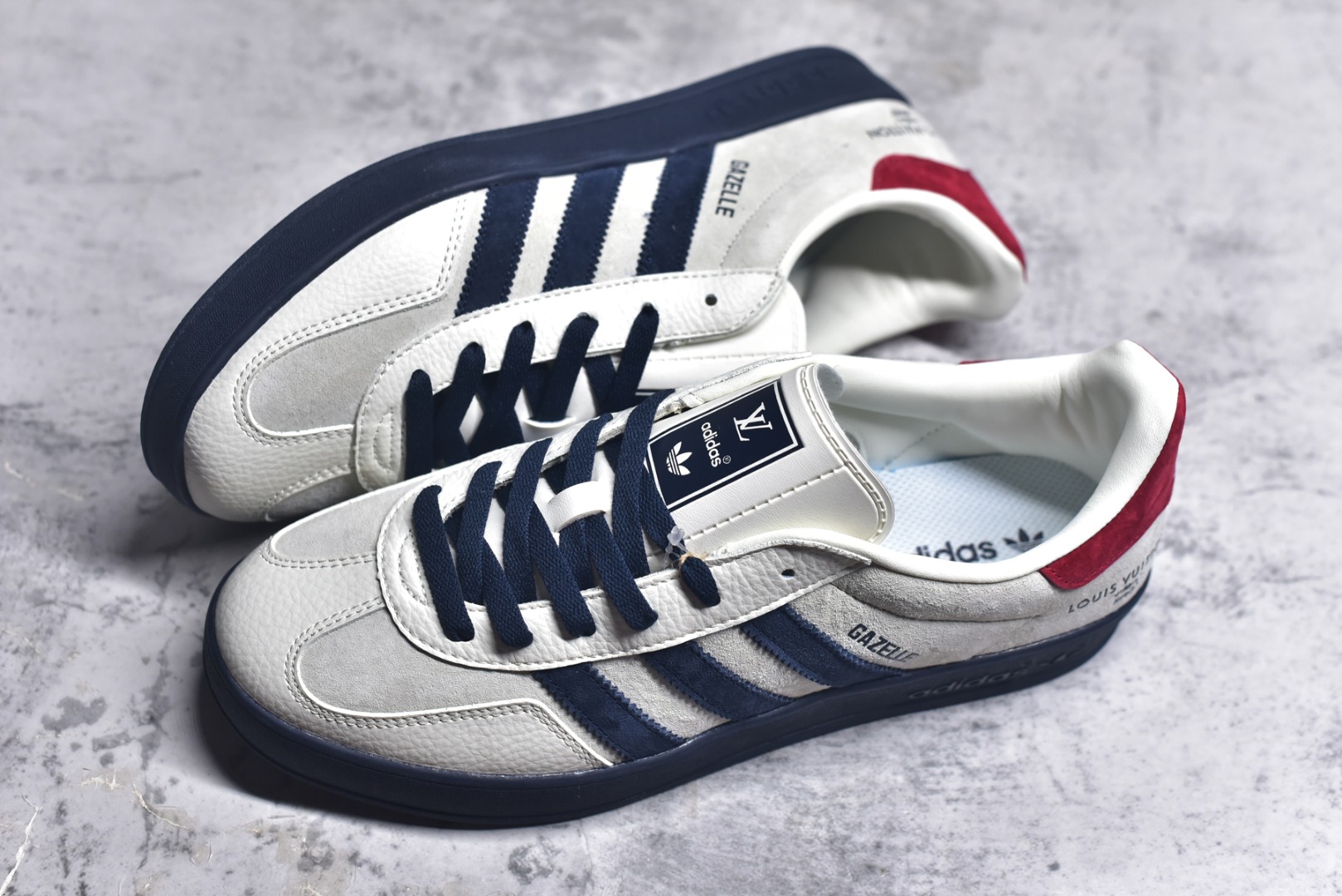 图片[7]-#adidas 德训鞋 “LV联名-灰红藏蓝”高端定制 大厂纯原品质出货 超高清洁度 细节完美 舒适百搭 低帮休闲板鞋 男女同款 货号：SC9207-725 尺码：36 36.5 37.5 38 38.5 39 40 40.5 41 42 42.5 43 44 44.5 45-选品中心