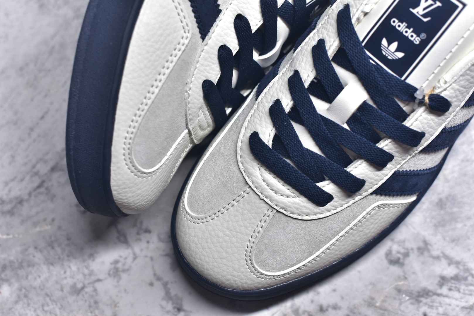 图片[8]-#adidas 德训鞋 “LV联名-灰红藏蓝”高端定制 大厂纯原品质出货 超高清洁度 细节完美 舒适百搭 低帮休闲板鞋 男女同款 货号：SC9207-725 尺码：36 36.5 37.5 38 38.5 39 40 40.5 41 42 42.5 43 44 44.5 45-选品中心