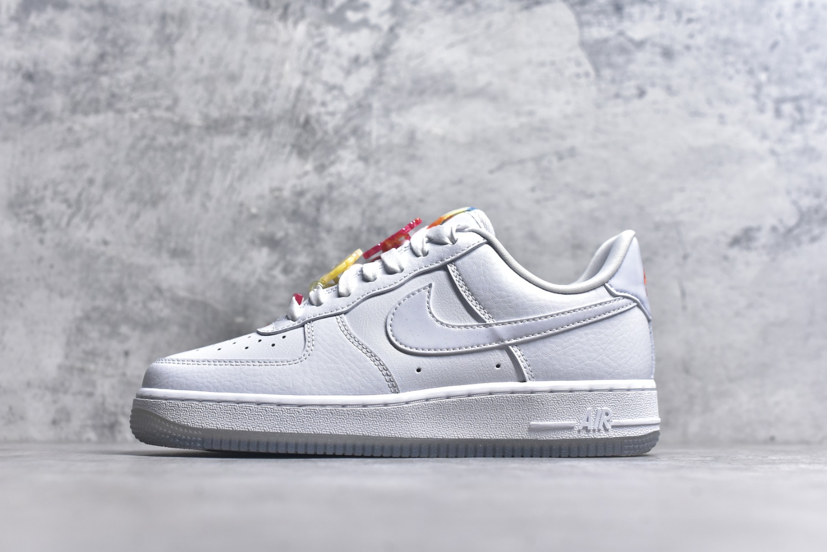 #NK Air Force 1´07 Low 空军一号低帮百搭休闲运动板鞋 IB8875-111 柔软、弹性十足的缓震性能和出色的中底设计 横跨复古与现代的外型结合 造就出风靡全球 三十多年的Force 1 直到今天还深受青睐 实拍调校N版已经零色差零失真 百分百还原实物色彩所见即所得 不存在货不对板色差等低级问题 选购参考实物拍摄 不混卖不参货 只用心做好货严格选品 承诺混一赔十 尺码：36 36.5 37.5 38 38.5 39 40 40.5 41 42 42.5 43 44 44.5 45-选品中心