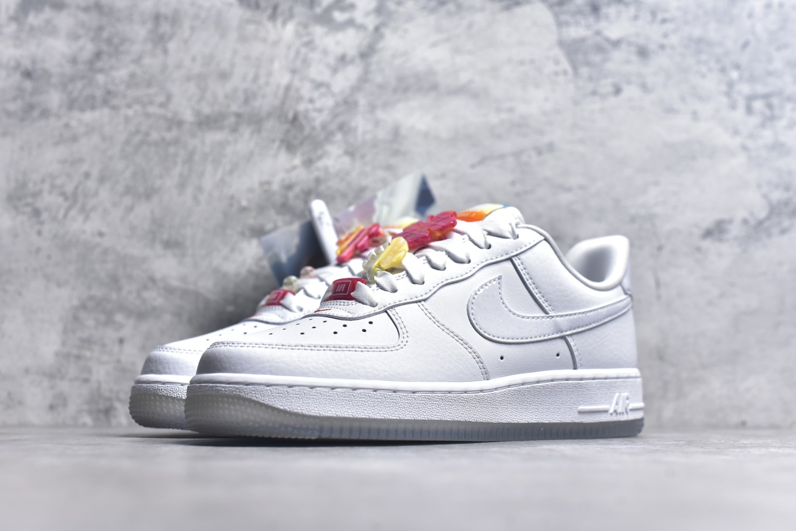 图片[2]-#NK Air Force 1´07 Low 空军一号低帮百搭休闲运动板鞋 IB8875-111 柔软、弹性十足的缓震性能和出色的中底设计 横跨复古与现代的外型结合 造就出风靡全球 三十多年的Force 1 直到今天还深受青睐 实拍调校N版已经零色差零失真 百分百还原实物色彩所见即所得 不存在货不对板色差等低级问题 选购参考实物拍摄 不混卖不参货 只用心做好货严格选品 承诺混一赔十 尺码：36 36.5 37.5 38 38.5 39 40 40.5 41 42 42.5 43 44 44.5 45-选品中心