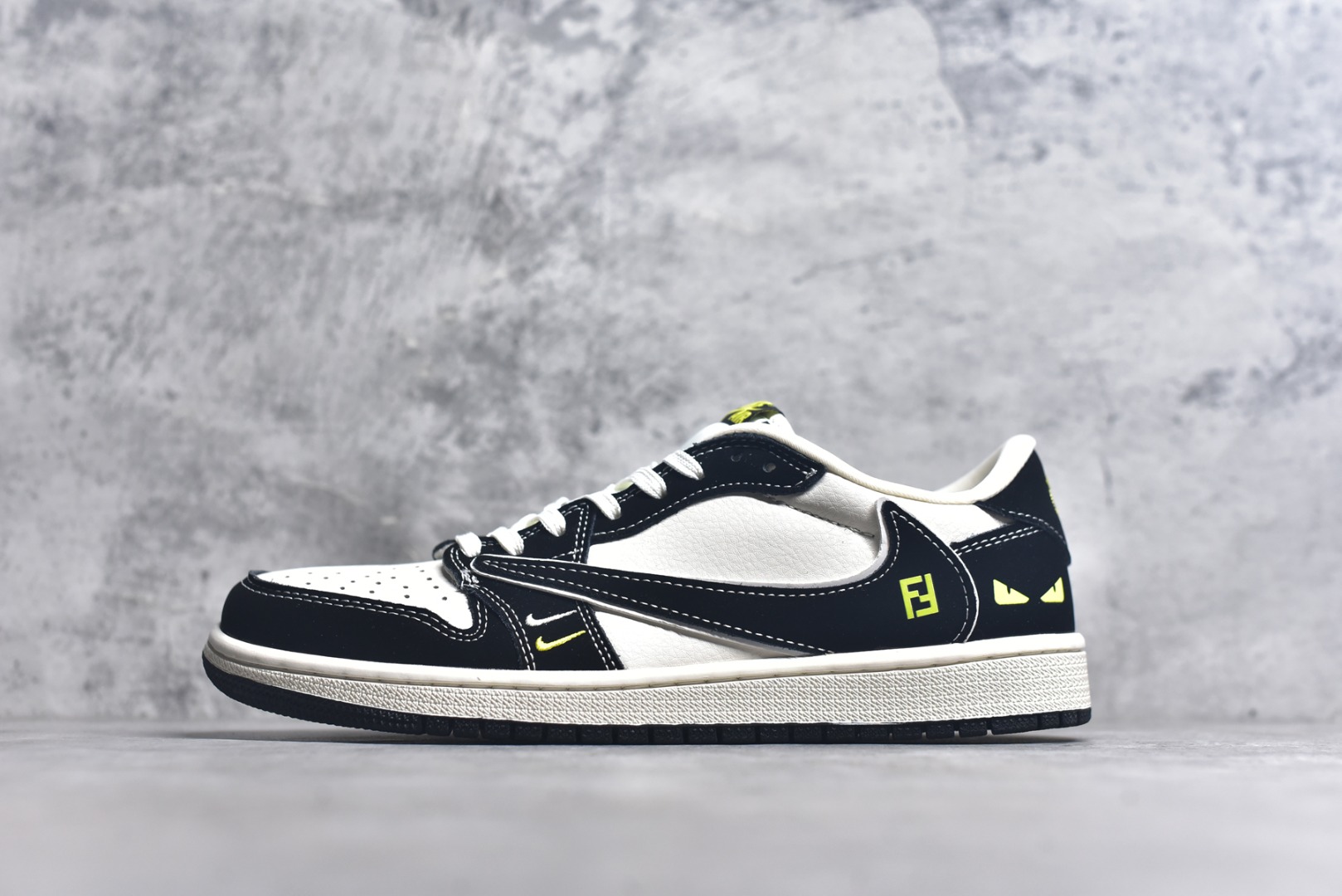 #Travis Scott x Fragment Design x Air Jordan 1 Low OG SP AJ1 乔1 芬迪联名 小怪兽 低帮文化休闲板鞋 XS2024-072 #多方联名合作融合了Travis Scott 独特的音乐风格，藤原浩个性的设计风格以及Jordan品牌的经典元素 使其成为一双具有独特身份和价值的鞋子 清新而立体的外观加上联名标识更突出了其独特身份 这种配色方案显示出活力和时尚感 在视觉上引人注目 鞋身的质感和细腻的细节处理使其显得高端而格调十足 这款“倒钩”联名是设计与创意完美结合 融合多方的个性风格是一款备受瞩目的潮流鞋款 尺码：36 36.5 37.5 38 38.5 39 40 40.5 41 42 42.5 43 44 44.5 45 9.E5-选品中心