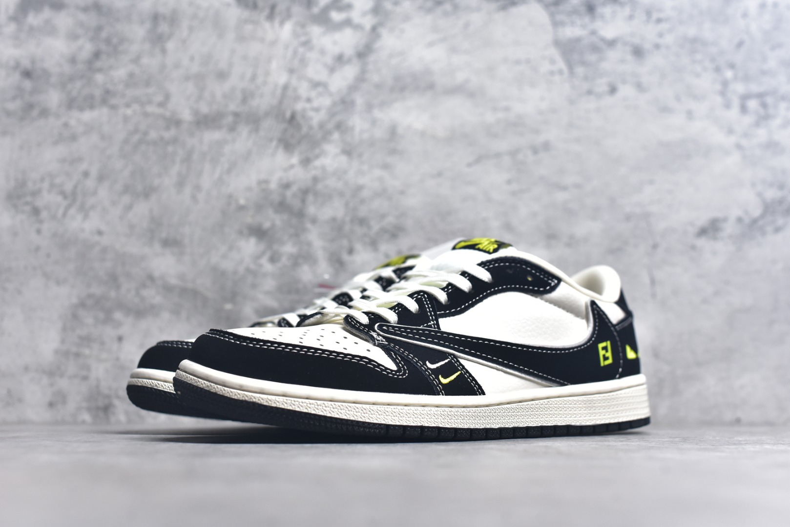 图片[2]-#Travis Scott x Fragment Design x Air Jordan 1 Low OG SP AJ1 乔1 芬迪联名 小怪兽 低帮文化休闲板鞋 XS2024-072 #多方联名合作融合了Travis Scott 独特的音乐风格，藤原浩个性的设计风格以及Jordan品牌的经典元素 使其成为一双具有独特身份和价值的鞋子 清新而立体的外观加上联名标识更突出了其独特身份 这种配色方案显示出活力和时尚感 在视觉上引人注目 鞋身的质感和细腻的细节处理使其显得高端而格调十足 这款“倒钩”联名是设计与创意完美结合 融合多方的个性风格是一款备受瞩目的潮流鞋款 尺码：36 36.5 37.5 38 38.5 39 40 40.5 41 42 42.5 43 44 44.5 45 9.E5-选品中心