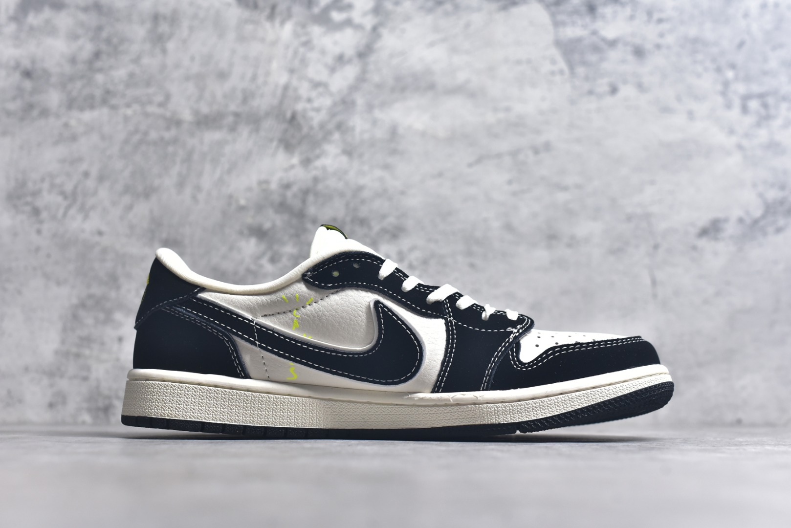 图片[3]-#Travis Scott x Fragment Design x Air Jordan 1 Low OG SP AJ1 乔1 芬迪联名 小怪兽 低帮文化休闲板鞋 XS2024-072 #多方联名合作融合了Travis Scott 独特的音乐风格，藤原浩个性的设计风格以及Jordan品牌的经典元素 使其成为一双具有独特身份和价值的鞋子 清新而立体的外观加上联名标识更突出了其独特身份 这种配色方案显示出活力和时尚感 在视觉上引人注目 鞋身的质感和细腻的细节处理使其显得高端而格调十足 这款“倒钩”联名是设计与创意完美结合 融合多方的个性风格是一款备受瞩目的潮流鞋款 尺码：36 36.5 37.5 38 38.5 39 40 40.5 41 42 42.5 43 44 44.5 45 9.E5-选品中心