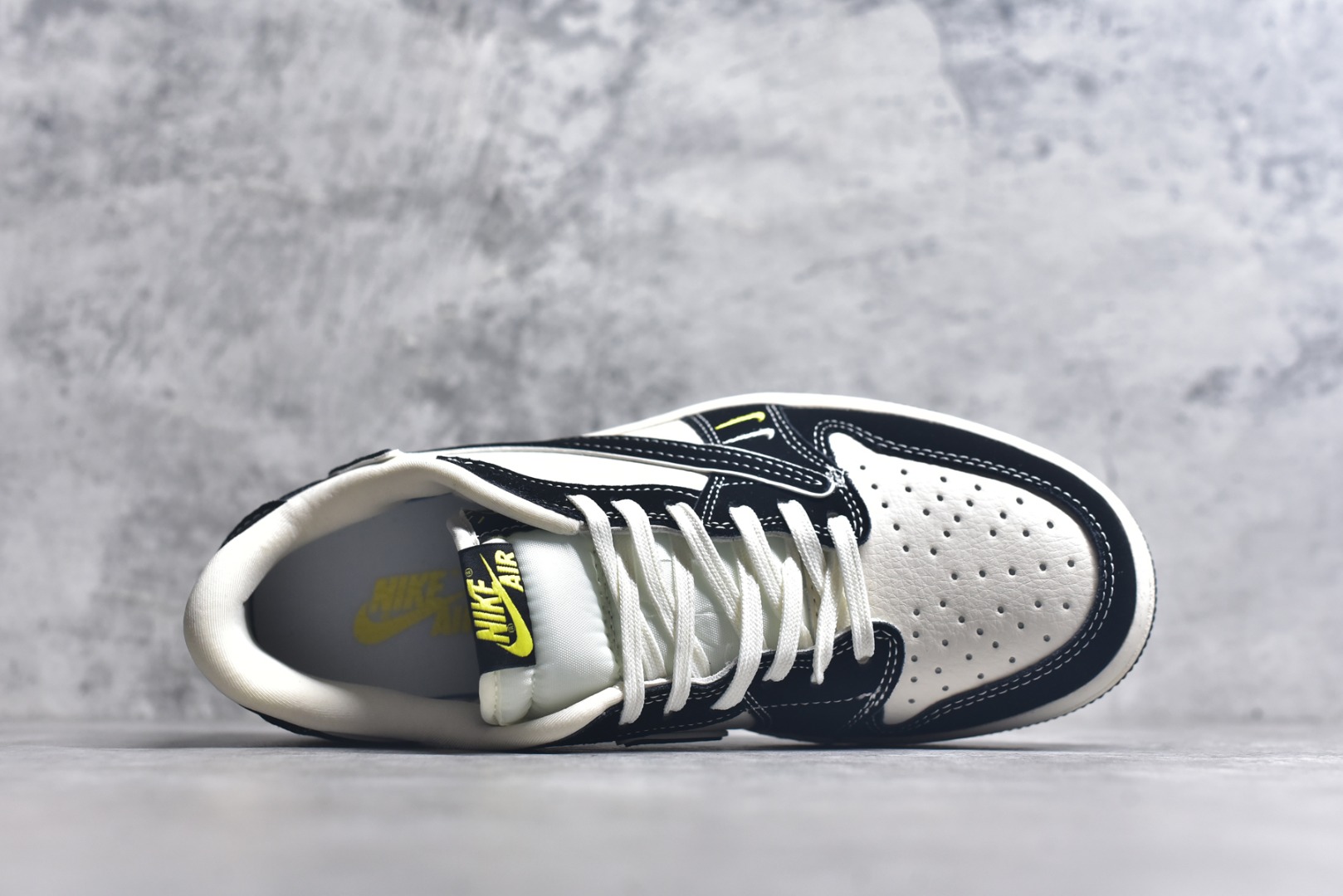 图片[4]-#Travis Scott x Fragment Design x Air Jordan 1 Low OG SP AJ1 乔1 芬迪联名 小怪兽 低帮文化休闲板鞋 XS2024-072 #多方联名合作融合了Travis Scott 独特的音乐风格，藤原浩个性的设计风格以及Jordan品牌的经典元素 使其成为一双具有独特身份和价值的鞋子 清新而立体的外观加上联名标识更突出了其独特身份 这种配色方案显示出活力和时尚感 在视觉上引人注目 鞋身的质感和细腻的细节处理使其显得高端而格调十足 这款“倒钩”联名是设计与创意完美结合 融合多方的个性风格是一款备受瞩目的潮流鞋款 尺码：36 36.5 37.5 38 38.5 39 40 40.5 41 42 42.5 43 44 44.5 45 9.E5-选品中心