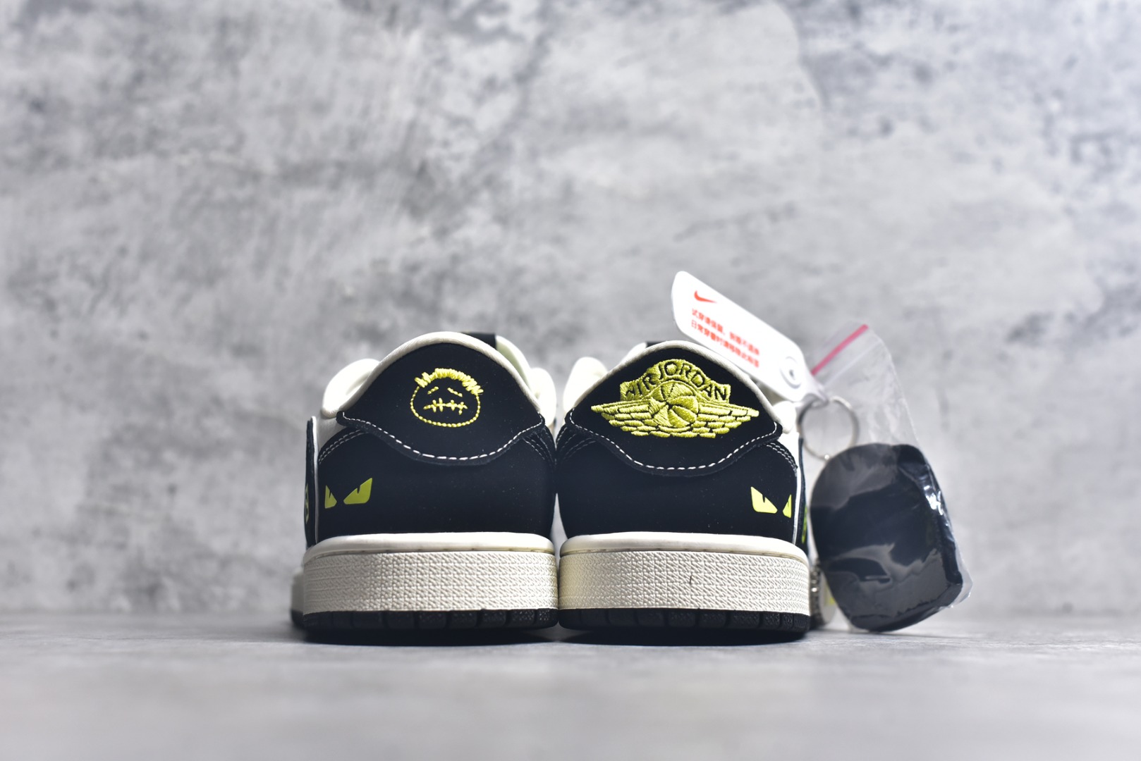 图片[5]-#Travis Scott x Fragment Design x Air Jordan 1 Low OG SP AJ1 乔1 芬迪联名 小怪兽 低帮文化休闲板鞋 XS2024-072 #多方联名合作融合了Travis Scott 独特的音乐风格，藤原浩个性的设计风格以及Jordan品牌的经典元素 使其成为一双具有独特身份和价值的鞋子 清新而立体的外观加上联名标识更突出了其独特身份 这种配色方案显示出活力和时尚感 在视觉上引人注目 鞋身的质感和细腻的细节处理使其显得高端而格调十足 这款“倒钩”联名是设计与创意完美结合 融合多方的个性风格是一款备受瞩目的潮流鞋款 尺码：36 36.5 37.5 38 38.5 39 40 40.5 41 42 42.5 43 44 44.5 45 9.E5-选品中心