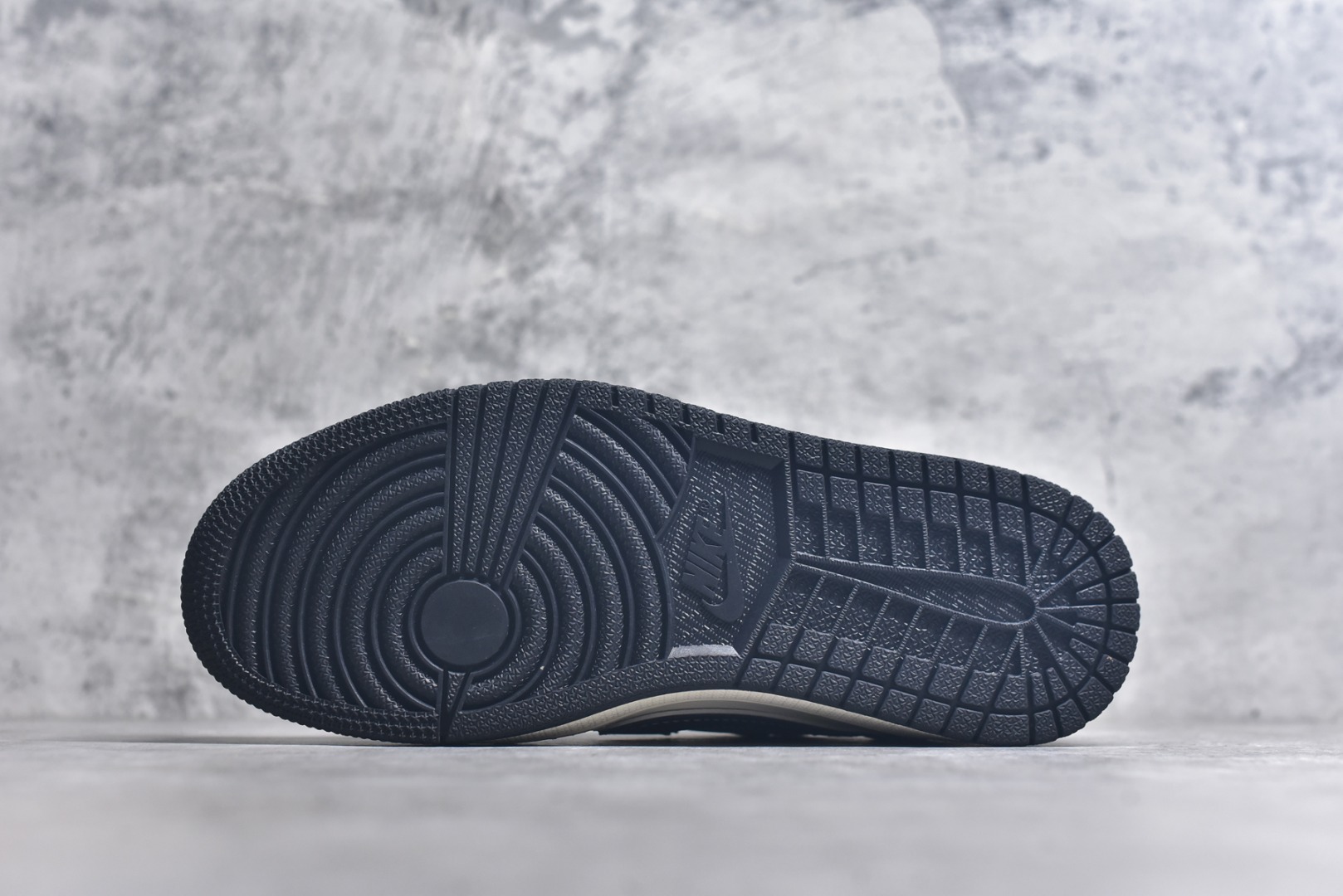 图片[6]-#Travis Scott x Fragment Design x Air Jordan 1 Low OG SP AJ1 乔1 芬迪联名 小怪兽 低帮文化休闲板鞋 XS2024-072 #多方联名合作融合了Travis Scott 独特的音乐风格，藤原浩个性的设计风格以及Jordan品牌的经典元素 使其成为一双具有独特身份和价值的鞋子 清新而立体的外观加上联名标识更突出了其独特身份 这种配色方案显示出活力和时尚感 在视觉上引人注目 鞋身的质感和细腻的细节处理使其显得高端而格调十足 这款“倒钩”联名是设计与创意完美结合 融合多方的个性风格是一款备受瞩目的潮流鞋款 尺码：36 36.5 37.5 38 38.5 39 40 40.5 41 42 42.5 43 44 44.5 45 9.E5-选品中心