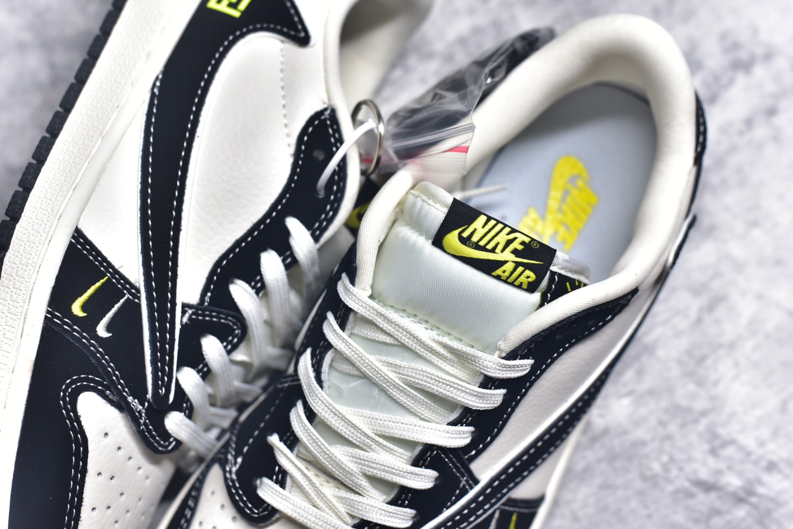 图片[9]-#Travis Scott x Fragment Design x Air Jordan 1 Low OG SP AJ1 乔1 芬迪联名 小怪兽 低帮文化休闲板鞋 XS2024-072 #多方联名合作融合了Travis Scott 独特的音乐风格，藤原浩个性的设计风格以及Jordan品牌的经典元素 使其成为一双具有独特身份和价值的鞋子 清新而立体的外观加上联名标识更突出了其独特身份 这种配色方案显示出活力和时尚感 在视觉上引人注目 鞋身的质感和细腻的细节处理使其显得高端而格调十足 这款“倒钩”联名是设计与创意完美结合 融合多方的个性风格是一款备受瞩目的潮流鞋款 尺码：36 36.5 37.5 38 38.5 39 40 40.5 41 42 42.5 43 44 44.5 45 9.E5-选品中心