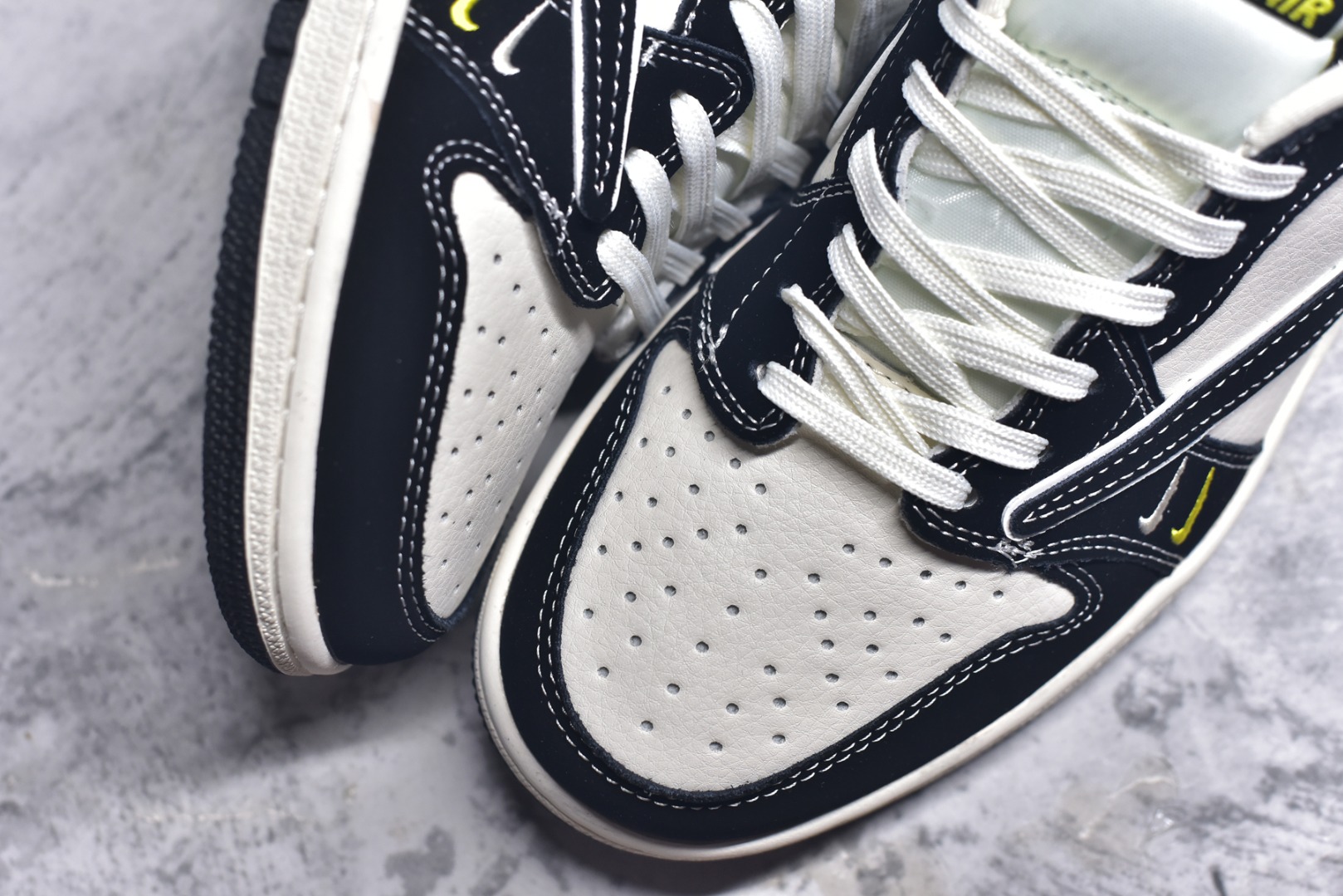 图片[8]-#Travis Scott x Fragment Design x Air Jordan 1 Low OG SP AJ1 乔1 芬迪联名 小怪兽 低帮文化休闲板鞋 XS2024-072 #多方联名合作融合了Travis Scott 独特的音乐风格，藤原浩个性的设计风格以及Jordan品牌的经典元素 使其成为一双具有独特身份和价值的鞋子 清新而立体的外观加上联名标识更突出了其独特身份 这种配色方案显示出活力和时尚感 在视觉上引人注目 鞋身的质感和细腻的细节处理使其显得高端而格调十足 这款“倒钩”联名是设计与创意完美结合 融合多方的个性风格是一款备受瞩目的潮流鞋款 尺码：36 36.5 37.5 38 38.5 39 40 40.5 41 42 42.5 43 44 44.5 45 9.E5-选品中心