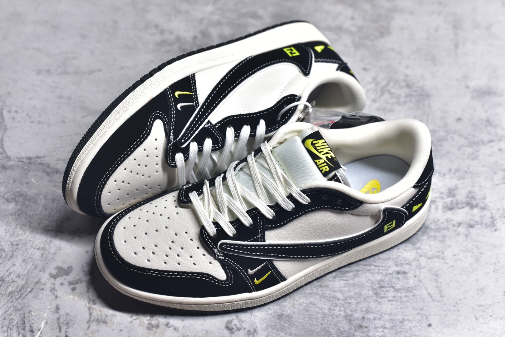 图片[7]-#Travis Scott x Fragment Design x Air Jordan 1 Low OG SP AJ1 乔1 芬迪联名 小怪兽 低帮文化休闲板鞋 XS2024-072 #多方联名合作融合了Travis Scott 独特的音乐风格，藤原浩个性的设计风格以及Jordan品牌的经典元素 使其成为一双具有独特身份和价值的鞋子 清新而立体的外观加上联名标识更突出了其独特身份 这种配色方案显示出活力和时尚感 在视觉上引人注目 鞋身的质感和细腻的细节处理使其显得高端而格调十足 这款“倒钩”联名是设计与创意完美结合 融合多方的个性风格是一款备受瞩目的潮流鞋款 尺码：36 36.5 37.5 38 38.5 39 40 40.5 41 42 42.5 43 44 44.5 45 9.E5-选品中心