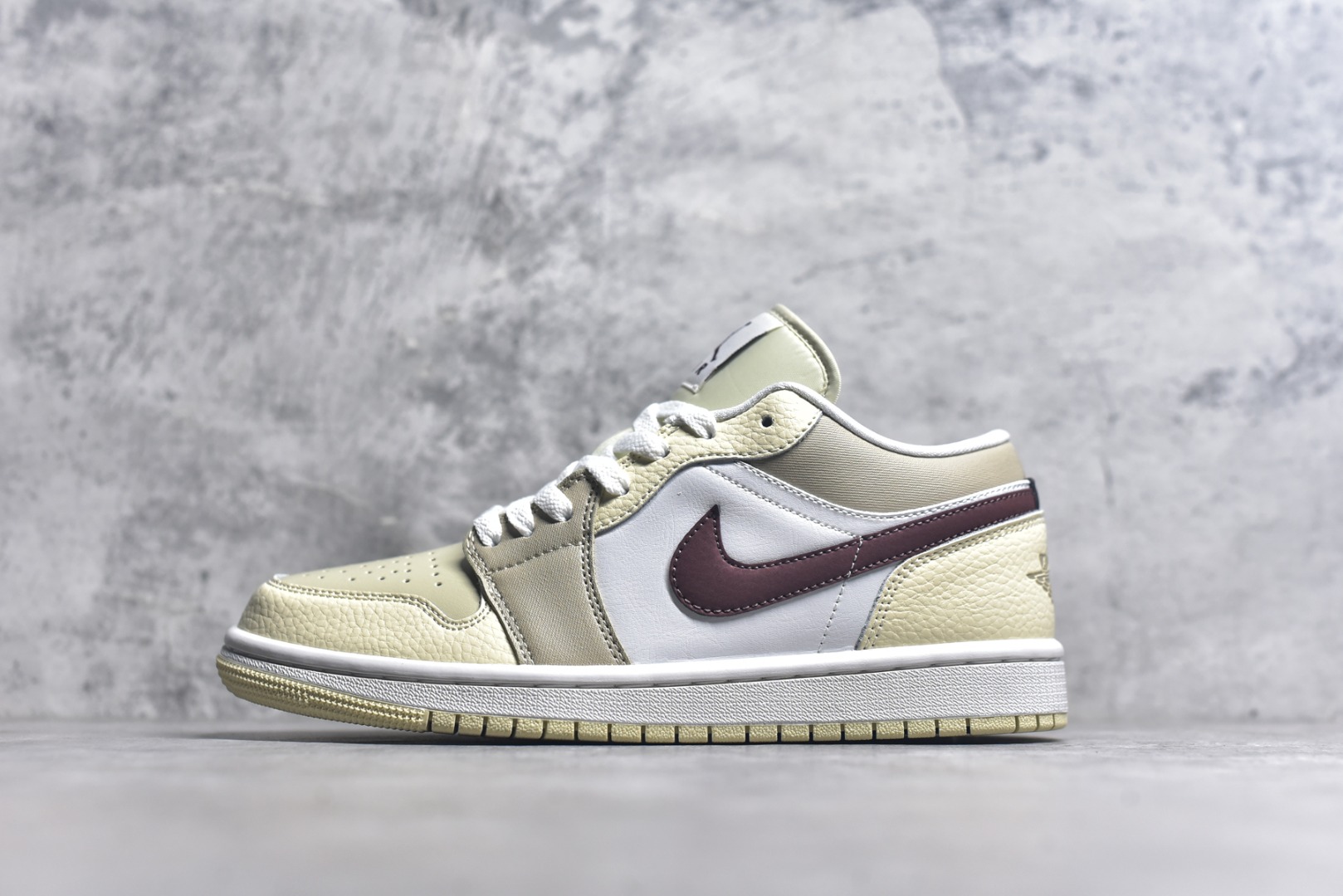 #Air Jordan AJ1 Low 低帮 米白红 HV6530-100 全新流水线出品 DT版本唯一平替选择 市场第二梯队最强版 全部原鞋开发 原楦原纸板开发 全鞋电脑针车 原厂内置全掌气垫 原盒内在原标 唯一Zp原版鞋带绑法 免检产品 全新2022版型 全头层皮料 完美零毛边处理 原厂配置全掌气垫 价格定位良心 几十个配色陆续出货 实拍调校N版已经零色差零失真 百分百还原实物色彩所见即所得 不存在货不对板色差等低级问题 选购参考实物拍摄 不混卖不参货 只用心做好货严格选品 承诺混一赔十 尺码：36 36.5 37.5 38 38.5 39 40 40.5 41 42 42.5 43 44 44.5 45-选品中心