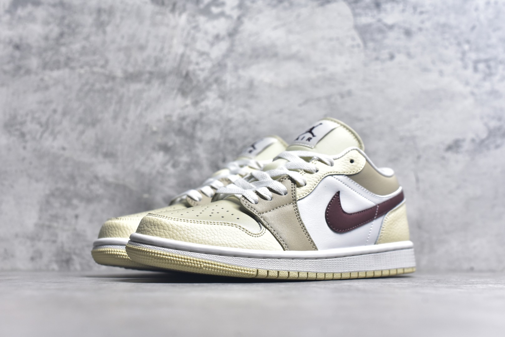图片[2]-#Air Jordan AJ1 Low 低帮 米白红 HV6530-100 全新流水线出品 DT版本唯一平替选择 市场第二梯队最强版 全部原鞋开发 原楦原纸板开发 全鞋电脑针车 原厂内置全掌气垫 原盒内在原标 唯一Zp原版鞋带绑法 免检产品 全新2022版型 全头层皮料 完美零毛边处理 原厂配置全掌气垫 价格定位良心 几十个配色陆续出货 实拍调校N版已经零色差零失真 百分百还原实物色彩所见即所得 不存在货不对板色差等低级问题 选购参考实物拍摄 不混卖不参货 只用心做好货严格选品 承诺混一赔十 尺码：36 36.5 37.5 38 38.5 39 40 40.5 41 42 42.5 43 44 44.5 45-选品中心