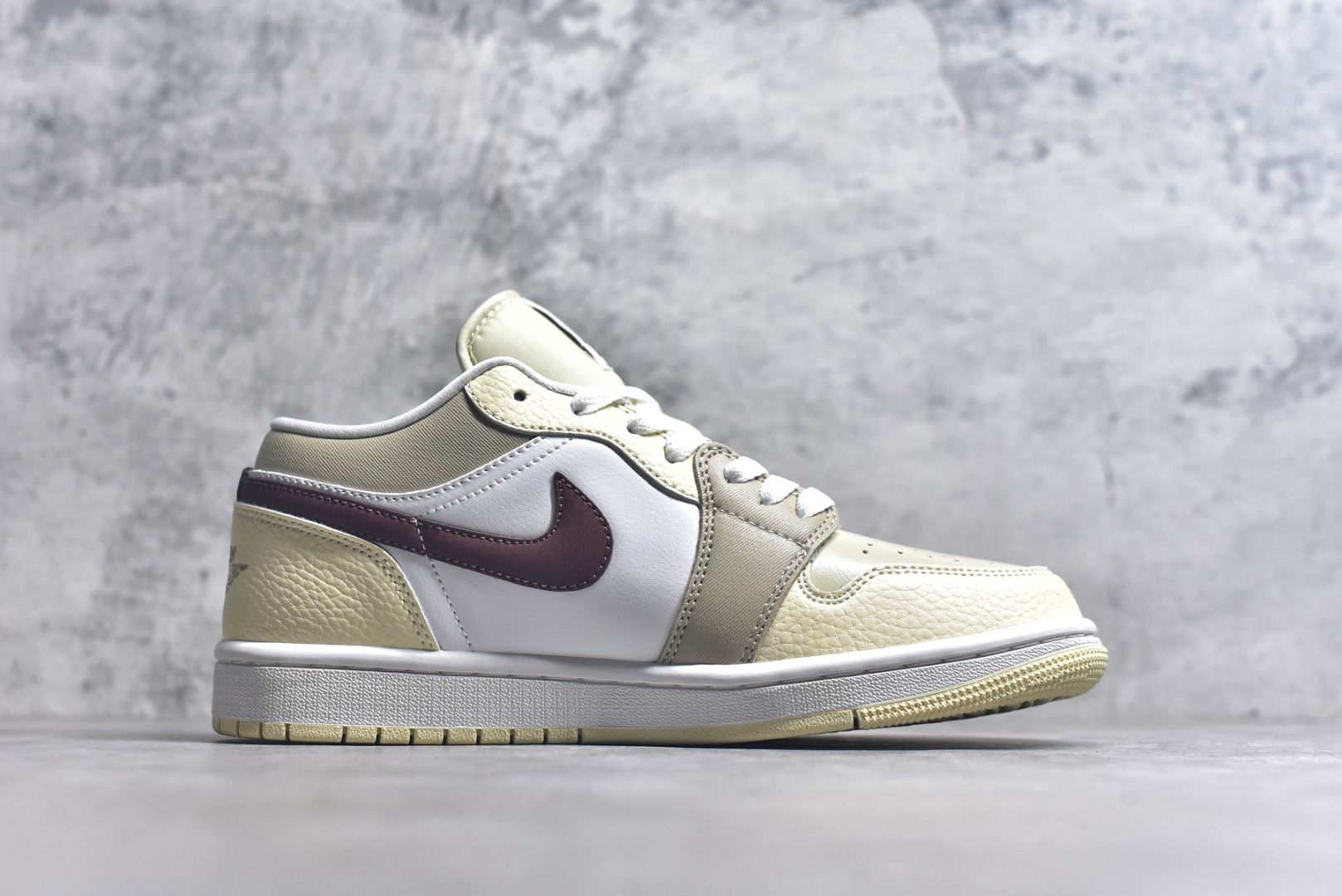 图片[3]-#Air Jordan AJ1 Low 低帮 米白红 HV6530-100 全新流水线出品 DT版本唯一平替选择 市场第二梯队最强版 全部原鞋开发 原楦原纸板开发 全鞋电脑针车 原厂内置全掌气垫 原盒内在原标 唯一Zp原版鞋带绑法 免检产品 全新2022版型 全头层皮料 完美零毛边处理 原厂配置全掌气垫 价格定位良心 几十个配色陆续出货 实拍调校N版已经零色差零失真 百分百还原实物色彩所见即所得 不存在货不对板色差等低级问题 选购参考实物拍摄 不混卖不参货 只用心做好货严格选品 承诺混一赔十 尺码：36 36.5 37.5 38 38.5 39 40 40.5 41 42 42.5 43 44 44.5 45-选品中心