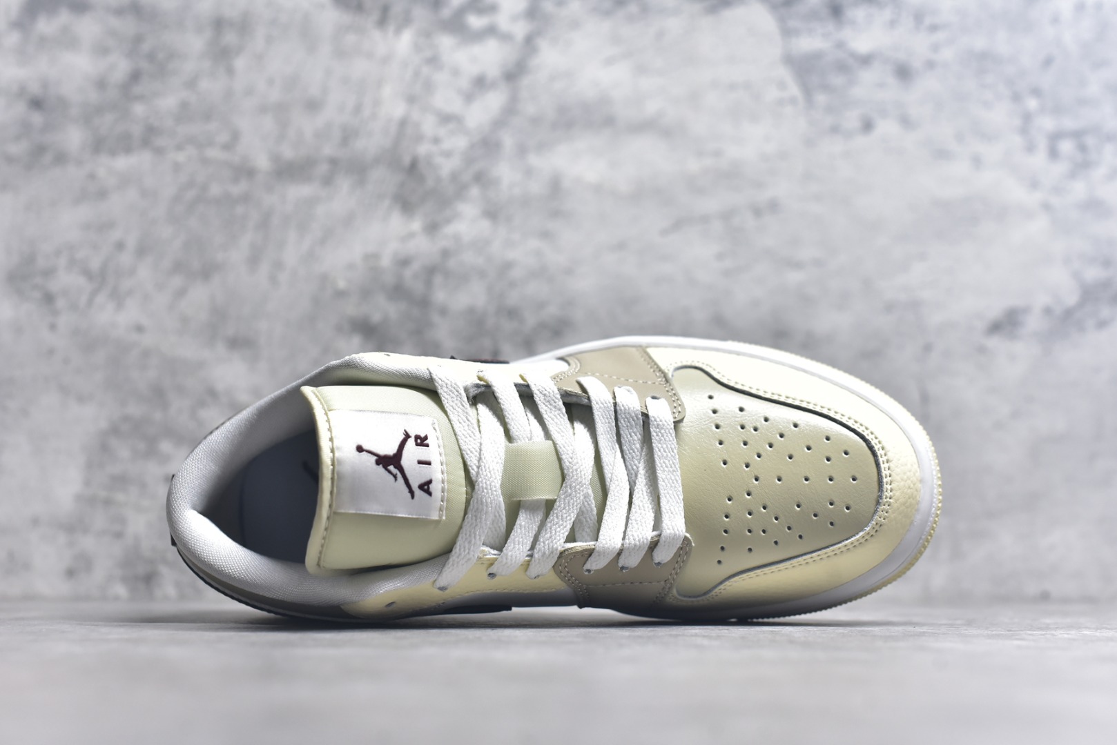 图片[4]-#Air Jordan AJ1 Low 低帮 米白红 HV6530-100 全新流水线出品 DT版本唯一平替选择 市场第二梯队最强版 全部原鞋开发 原楦原纸板开发 全鞋电脑针车 原厂内置全掌气垫 原盒内在原标 唯一Zp原版鞋带绑法 免检产品 全新2022版型 全头层皮料 完美零毛边处理 原厂配置全掌气垫 价格定位良心 几十个配色陆续出货 实拍调校N版已经零色差零失真 百分百还原实物色彩所见即所得 不存在货不对板色差等低级问题 选购参考实物拍摄 不混卖不参货 只用心做好货严格选品 承诺混一赔十 尺码：36 36.5 37.5 38 38.5 39 40 40.5 41 42 42.5 43 44 44.5 45-选品中心