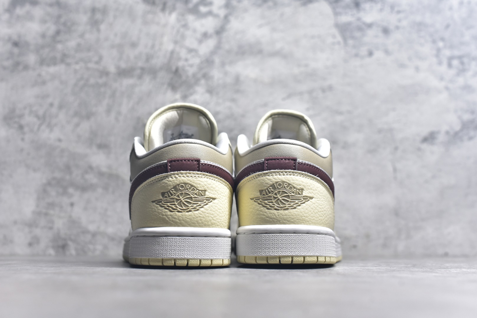 图片[5]-#Air Jordan AJ1 Low 低帮 米白红 HV6530-100 全新流水线出品 DT版本唯一平替选择 市场第二梯队最强版 全部原鞋开发 原楦原纸板开发 全鞋电脑针车 原厂内置全掌气垫 原盒内在原标 唯一Zp原版鞋带绑法 免检产品 全新2022版型 全头层皮料 完美零毛边处理 原厂配置全掌气垫 价格定位良心 几十个配色陆续出货 实拍调校N版已经零色差零失真 百分百还原实物色彩所见即所得 不存在货不对板色差等低级问题 选购参考实物拍摄 不混卖不参货 只用心做好货严格选品 承诺混一赔十 尺码：36 36.5 37.5 38 38.5 39 40 40.5 41 42 42.5 43 44 44.5 45-选品中心