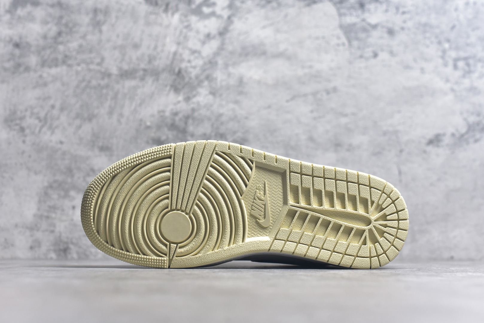 图片[6]-#Air Jordan AJ1 Low 低帮 米白红 HV6530-100 全新流水线出品 DT版本唯一平替选择 市场第二梯队最强版 全部原鞋开发 原楦原纸板开发 全鞋电脑针车 原厂内置全掌气垫 原盒内在原标 唯一Zp原版鞋带绑法 免检产品 全新2022版型 全头层皮料 完美零毛边处理 原厂配置全掌气垫 价格定位良心 几十个配色陆续出货 实拍调校N版已经零色差零失真 百分百还原实物色彩所见即所得 不存在货不对板色差等低级问题 选购参考实物拍摄 不混卖不参货 只用心做好货严格选品 承诺混一赔十 尺码：36 36.5 37.5 38 38.5 39 40 40.5 41 42 42.5 43 44 44.5 45-选品中心