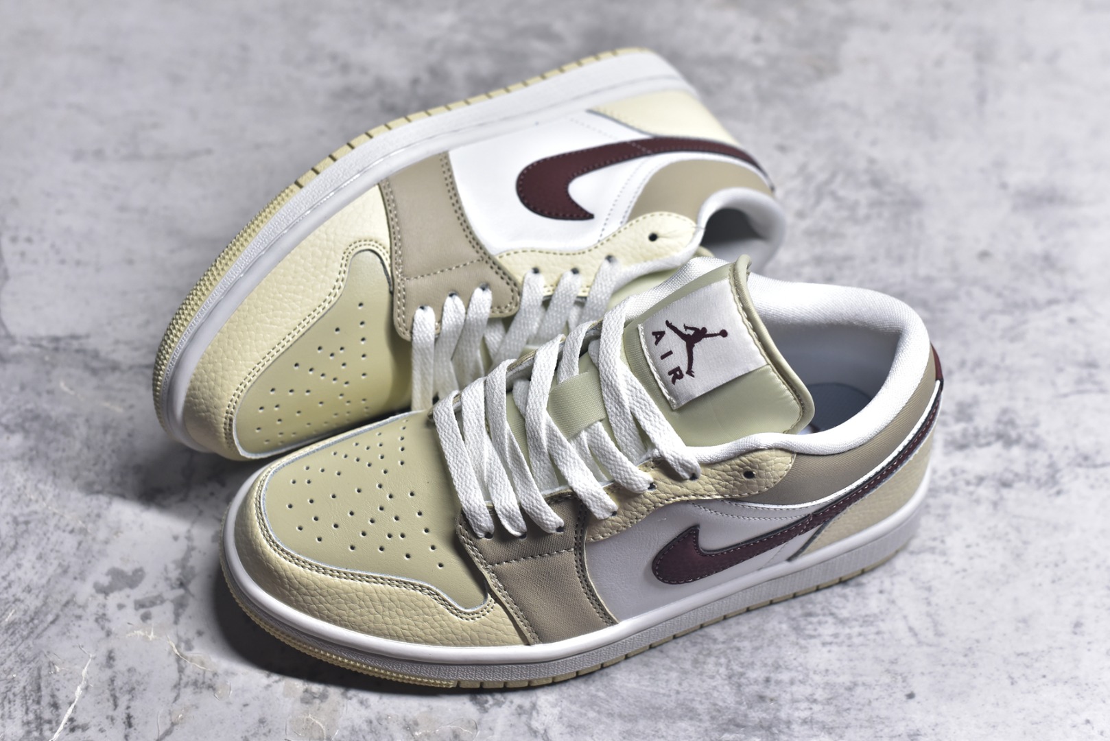 图片[7]-#Air Jordan AJ1 Low 低帮 米白红 HV6530-100 全新流水线出品 DT版本唯一平替选择 市场第二梯队最强版 全部原鞋开发 原楦原纸板开发 全鞋电脑针车 原厂内置全掌气垫 原盒内在原标 唯一Zp原版鞋带绑法 免检产品 全新2022版型 全头层皮料 完美零毛边处理 原厂配置全掌气垫 价格定位良心 几十个配色陆续出货 实拍调校N版已经零色差零失真 百分百还原实物色彩所见即所得 不存在货不对板色差等低级问题 选购参考实物拍摄 不混卖不参货 只用心做好货严格选品 承诺混一赔十 尺码：36 36.5 37.5 38 38.5 39 40 40.5 41 42 42.5 43 44 44.5 45-选品中心