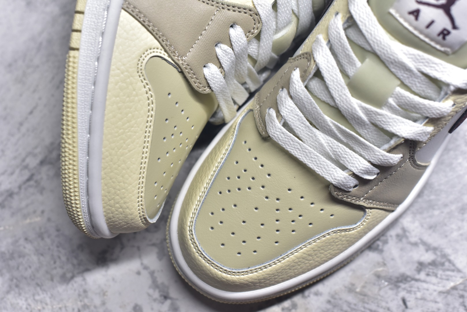 图片[8]-#Air Jordan AJ1 Low 低帮 米白红 HV6530-100 全新流水线出品 DT版本唯一平替选择 市场第二梯队最强版 全部原鞋开发 原楦原纸板开发 全鞋电脑针车 原厂内置全掌气垫 原盒内在原标 唯一Zp原版鞋带绑法 免检产品 全新2022版型 全头层皮料 完美零毛边处理 原厂配置全掌气垫 价格定位良心 几十个配色陆续出货 实拍调校N版已经零色差零失真 百分百还原实物色彩所见即所得 不存在货不对板色差等低级问题 选购参考实物拍摄 不混卖不参货 只用心做好货严格选品 承诺混一赔十 尺码：36 36.5 37.5 38 38.5 39 40 40.5 41 42 42.5 43 44 44.5 45-选品中心