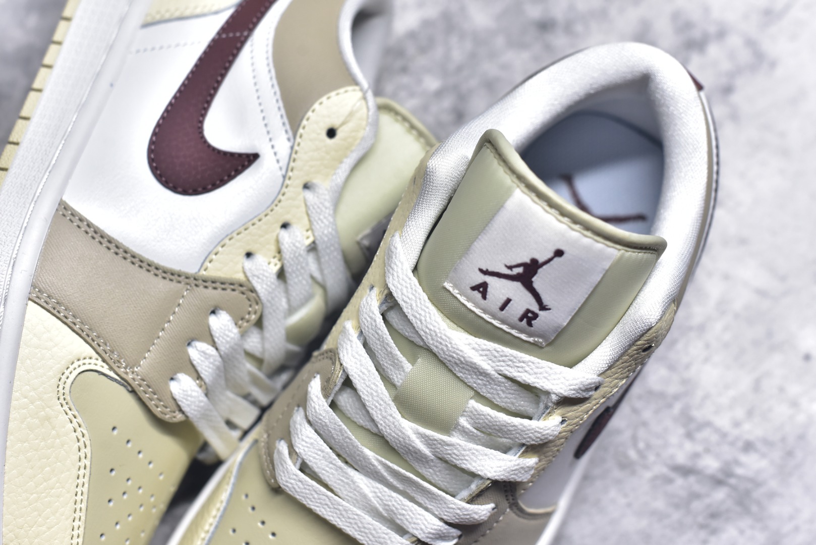 图片[9]-#Air Jordan AJ1 Low 低帮 米白红 HV6530-100 全新流水线出品 DT版本唯一平替选择 市场第二梯队最强版 全部原鞋开发 原楦原纸板开发 全鞋电脑针车 原厂内置全掌气垫 原盒内在原标 唯一Zp原版鞋带绑法 免检产品 全新2022版型 全头层皮料 完美零毛边处理 原厂配置全掌气垫 价格定位良心 几十个配色陆续出货 实拍调校N版已经零色差零失真 百分百还原实物色彩所见即所得 不存在货不对板色差等低级问题 选购参考实物拍摄 不混卖不参货 只用心做好货严格选品 承诺混一赔十 尺码：36 36.5 37.5 38 38.5 39 40 40.5 41 42 42.5 43 44 44.5 45-选品中心
