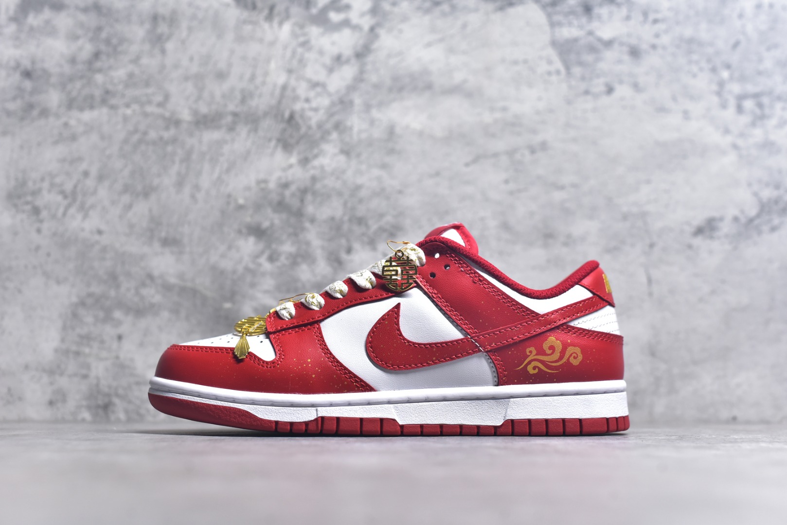 #Nike SB Dunk Low \”Just Do it\” 囍庆婚礼 周年高端定制 低帮休闲板鞋 FB9109-119 #定制鞋盒 大厂纯原品质出货 超高清洁度 皮料切割干净无任何毛边 细节完美 尺码：36 36.5 37.5 38 38.5 39 40 40.5 41 42 42.5 43 44 44.5 45 46 9.E5-选品中心