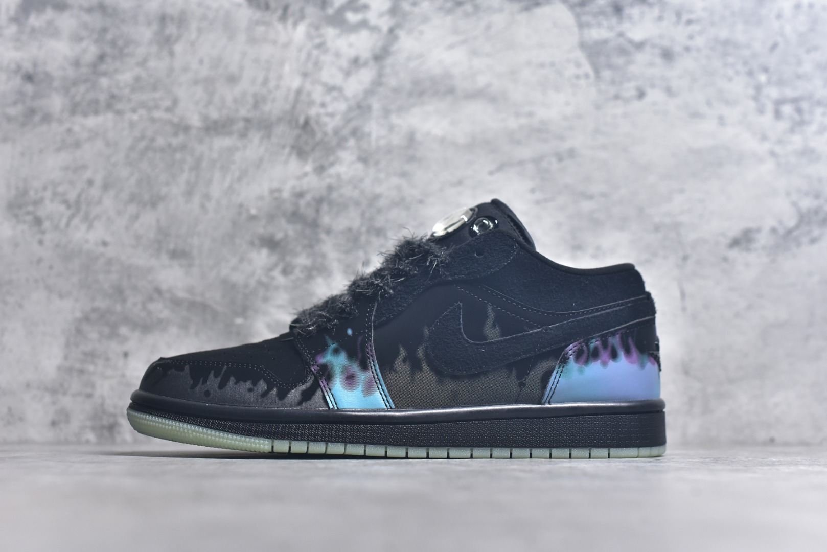 #Air Jordan AJ1 Low 低帮 恶魔之眼 HQ3442-001 全新流水线出品 DT版本唯一平替选择 市场第二梯队最强版 全部原鞋开发 原楦原纸板开发 全鞋电脑针车 原厂内置全掌气垫 原盒内在原标 唯一Zp原版鞋带绑法 免检产品 全新2022版型 全头层皮料 完美零毛边处理 原厂配置全掌气垫 价格定位良心 几十个配色陆续出货 实拍调校N版已经零色差零失真 百分百还原实物色彩所见即所得 不存在货不对板色差等低级问题 选购参考实物拍摄 不混卖不参货 只用心做好货严格选品 承诺混一赔十 尺码：36 36.5 37.5 38 38.5 39 40 40.5 41 42 42.5 43 44 44.5 45 46-选品中心