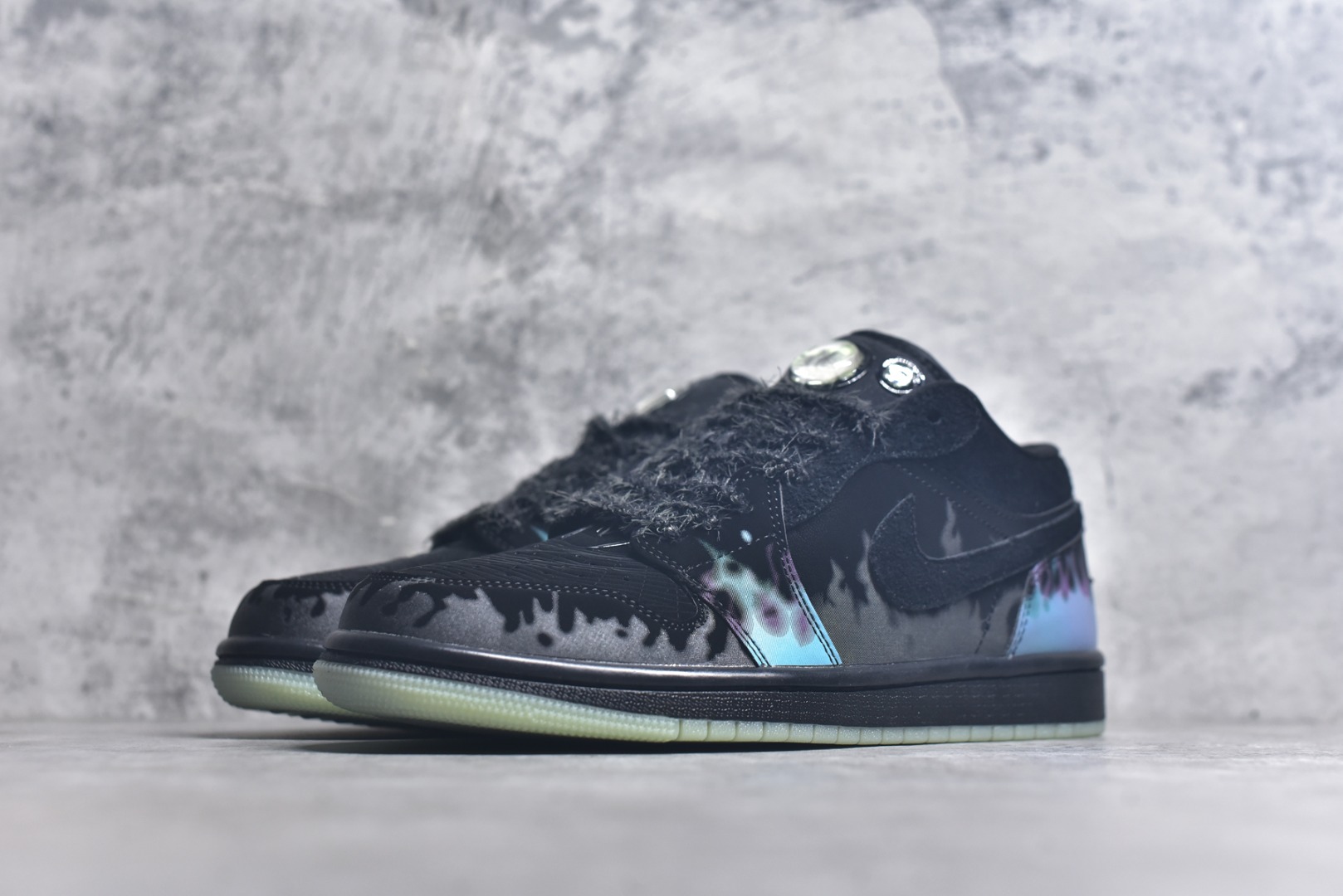 图片[2]-#Air Jordan AJ1 Low 低帮 恶魔之眼 HQ3442-001 全新流水线出品 DT版本唯一平替选择 市场第二梯队最强版 全部原鞋开发 原楦原纸板开发 全鞋电脑针车 原厂内置全掌气垫 原盒内在原标 唯一Zp原版鞋带绑法 免检产品 全新2022版型 全头层皮料 完美零毛边处理 原厂配置全掌气垫 价格定位良心 几十个配色陆续出货 实拍调校N版已经零色差零失真 百分百还原实物色彩所见即所得 不存在货不对板色差等低级问题 选购参考实物拍摄 不混卖不参货 只用心做好货严格选品 承诺混一赔十 尺码：36 36.5 37.5 38 38.5 39 40 40.5 41 42 42.5 43 44 44.5 45 46-选品中心