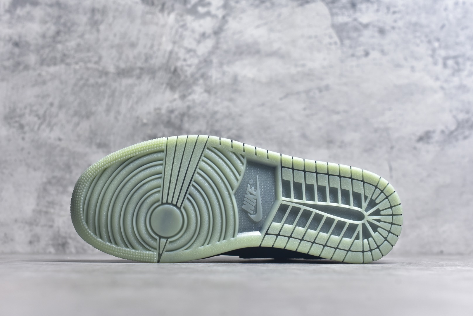图片[6]-#Air Jordan AJ1 Low 低帮 恶魔之眼 HQ3442-001 全新流水线出品 DT版本唯一平替选择 市场第二梯队最强版 全部原鞋开发 原楦原纸板开发 全鞋电脑针车 原厂内置全掌气垫 原盒内在原标 唯一Zp原版鞋带绑法 免检产品 全新2022版型 全头层皮料 完美零毛边处理 原厂配置全掌气垫 价格定位良心 几十个配色陆续出货 实拍调校N版已经零色差零失真 百分百还原实物色彩所见即所得 不存在货不对板色差等低级问题 选购参考实物拍摄 不混卖不参货 只用心做好货严格选品 承诺混一赔十 尺码：36 36.5 37.5 38 38.5 39 40 40.5 41 42 42.5 43 44 44.5 45 46-选品中心