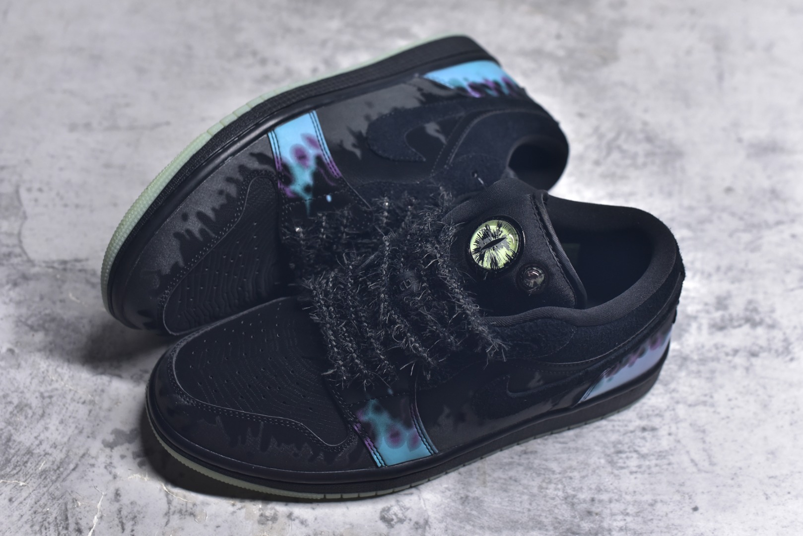 图片[7]-#Air Jordan AJ1 Low 低帮 恶魔之眼 HQ3442-001 全新流水线出品 DT版本唯一平替选择 市场第二梯队最强版 全部原鞋开发 原楦原纸板开发 全鞋电脑针车 原厂内置全掌气垫 原盒内在原标 唯一Zp原版鞋带绑法 免检产品 全新2022版型 全头层皮料 完美零毛边处理 原厂配置全掌气垫 价格定位良心 几十个配色陆续出货 实拍调校N版已经零色差零失真 百分百还原实物色彩所见即所得 不存在货不对板色差等低级问题 选购参考实物拍摄 不混卖不参货 只用心做好货严格选品 承诺混一赔十 尺码：36 36.5 37.5 38 38.5 39 40 40.5 41 42 42.5 43 44 44.5 45 46-选品中心