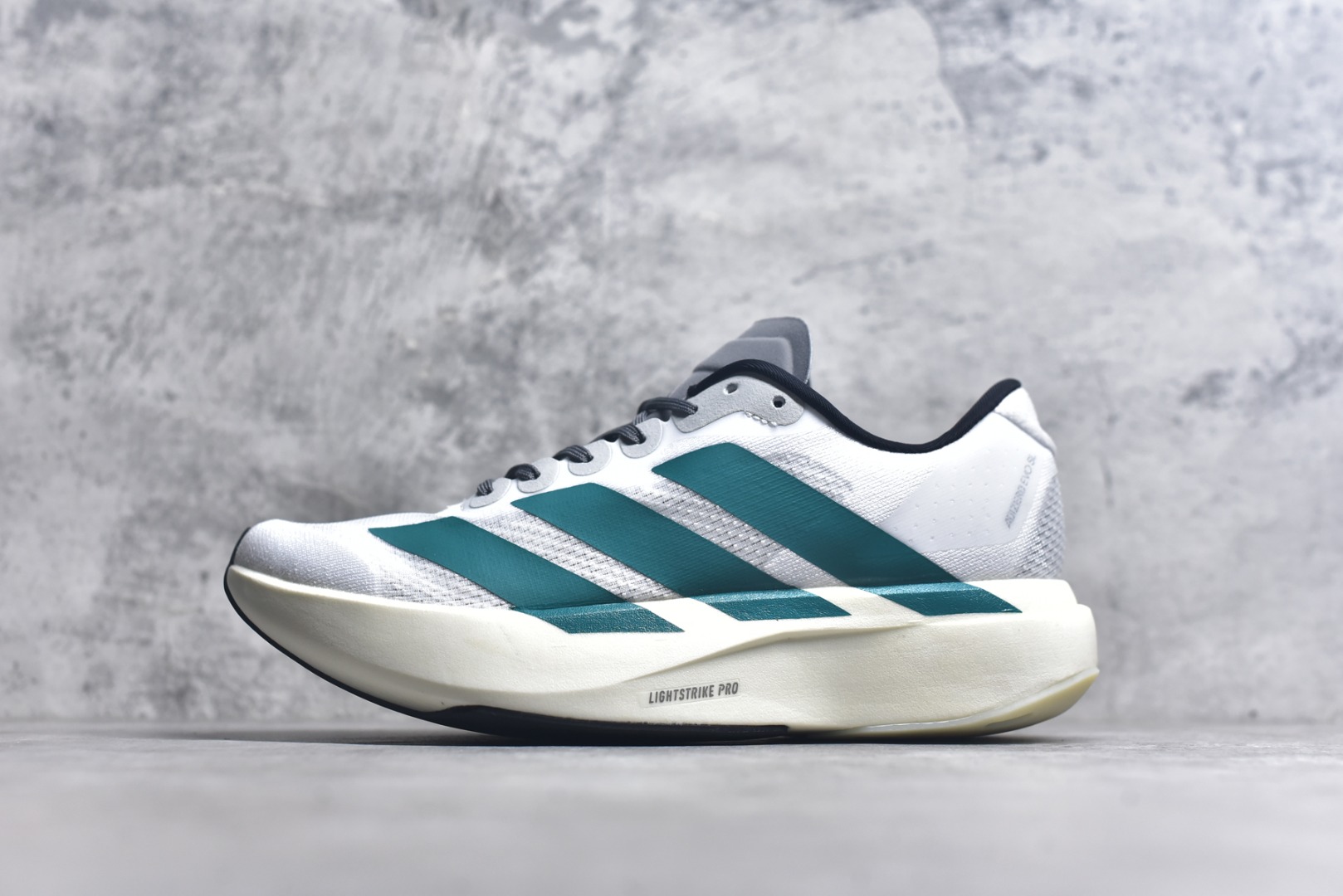 #Adidas Adizero Evo SL JS4487 阿迪超轻透气缓震跑鞋 #以令人难以置信的138克重量，刷新了跑鞋轻量化的记录，阿迪在材料科学和工艺技术上的深厚积累。 #全新鞋款采用Lightweight Upper材料，让穿着者几乎能够体验到一种\”裸足\”的感觉 尺码：36 36.5 37 38 38.5 39 40 40.5 41 42 42.5 43 44 44.5 45-选品中心