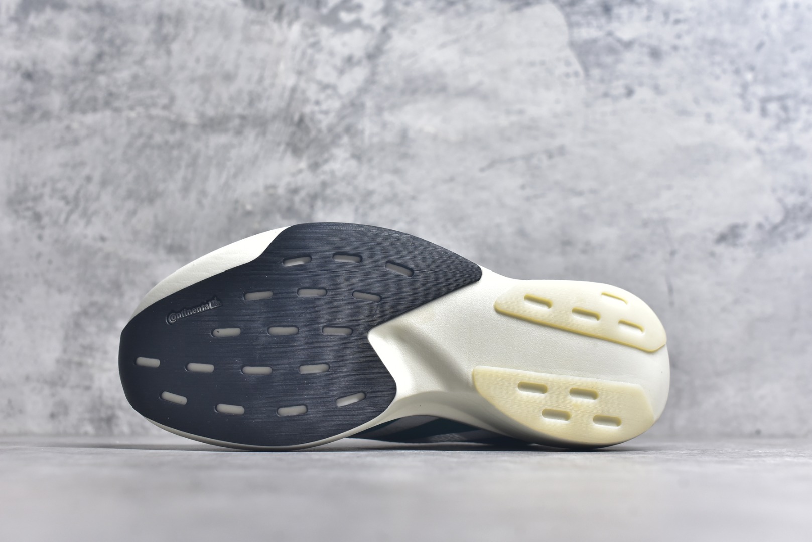 图片[6]-#Adidas Adizero Evo SL JS4487 阿迪超轻透气缓震跑鞋 #以令人难以置信的138克重量，刷新了跑鞋轻量化的记录，阿迪在材料科学和工艺技术上的深厚积累。 #全新鞋款采用Lightweight Upper材料，让穿着者几乎能够体验到一种\”裸足\”的感觉 尺码：36 36.5 37 38 38.5 39 40 40.5 41 42 42.5 43 44 44.5 45-选品中心