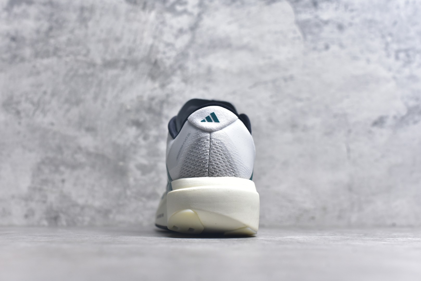 图片[5]-#Adidas Adizero Evo SL JS4487 阿迪超轻透气缓震跑鞋 #以令人难以置信的138克重量，刷新了跑鞋轻量化的记录，阿迪在材料科学和工艺技术上的深厚积累。 #全新鞋款采用Lightweight Upper材料，让穿着者几乎能够体验到一种\”裸足\”的感觉 尺码：36 36.5 37 38 38.5 39 40 40.5 41 42 42.5 43 44 44.5 45-选品中心