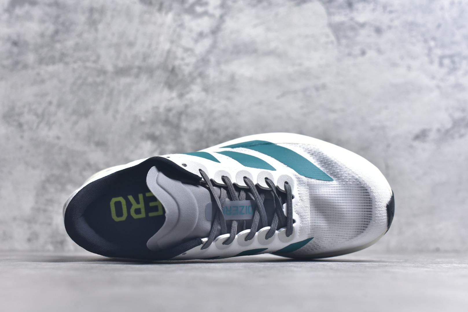 图片[4]-#Adidas Adizero Evo SL JS4487 阿迪超轻透气缓震跑鞋 #以令人难以置信的138克重量，刷新了跑鞋轻量化的记录，阿迪在材料科学和工艺技术上的深厚积累。 #全新鞋款采用Lightweight Upper材料，让穿着者几乎能够体验到一种\”裸足\”的感觉 尺码：36 36.5 37 38 38.5 39 40 40.5 41 42 42.5 43 44 44.5 45-选品中心