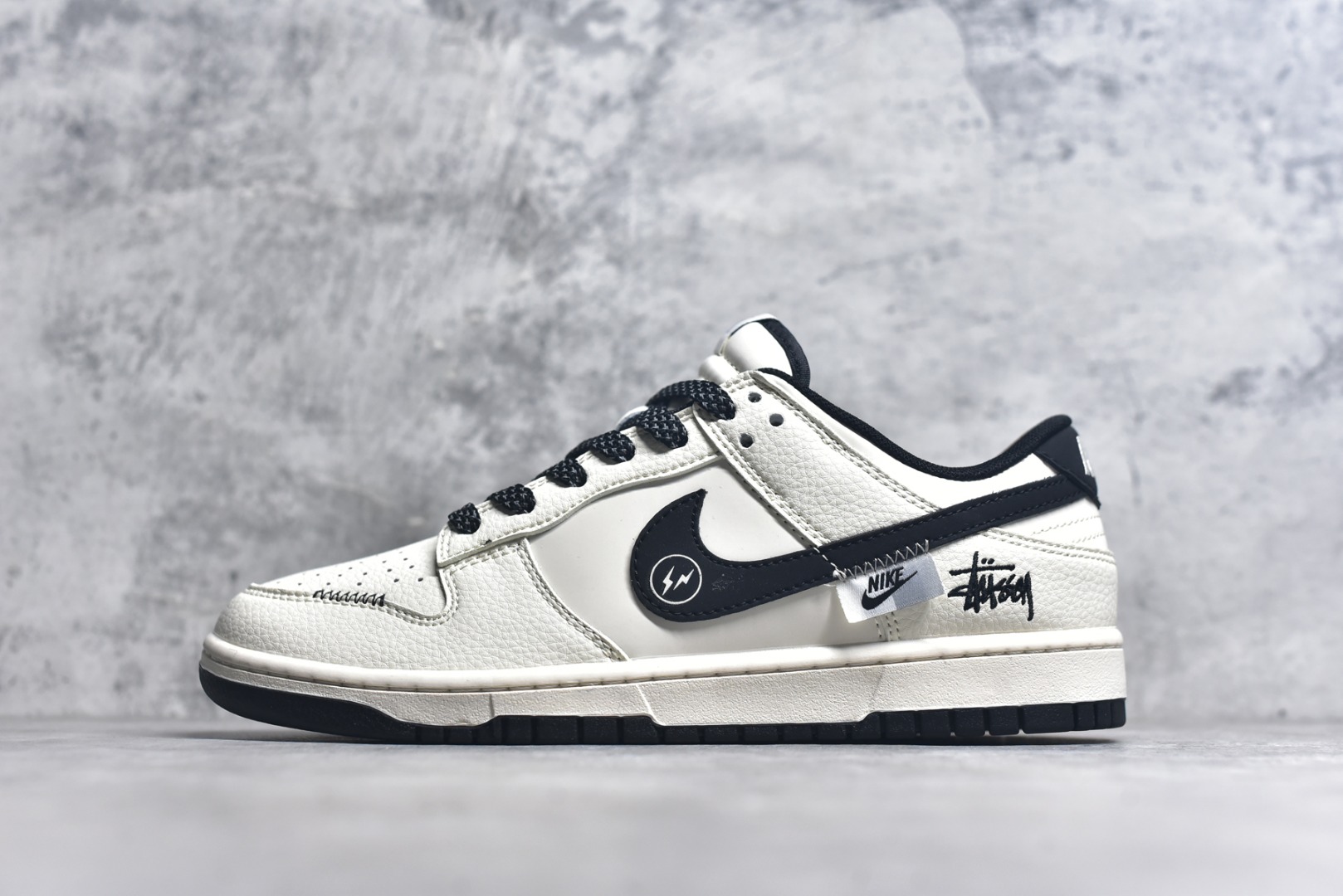 #Nike SB Dunk Low 斯图西联名 闪电米黑 高端定制 低帮休闲板鞋 QW5836-018 #定制鞋盒 大厂纯原品质出货 超高清洁度 皮料切割干净无任何毛边 细节完美 尺码：36 36.5 37.5 38 38.5 39 40 40.5 41 42 42.5 43 44 44.5 45 9.E5-选品中心