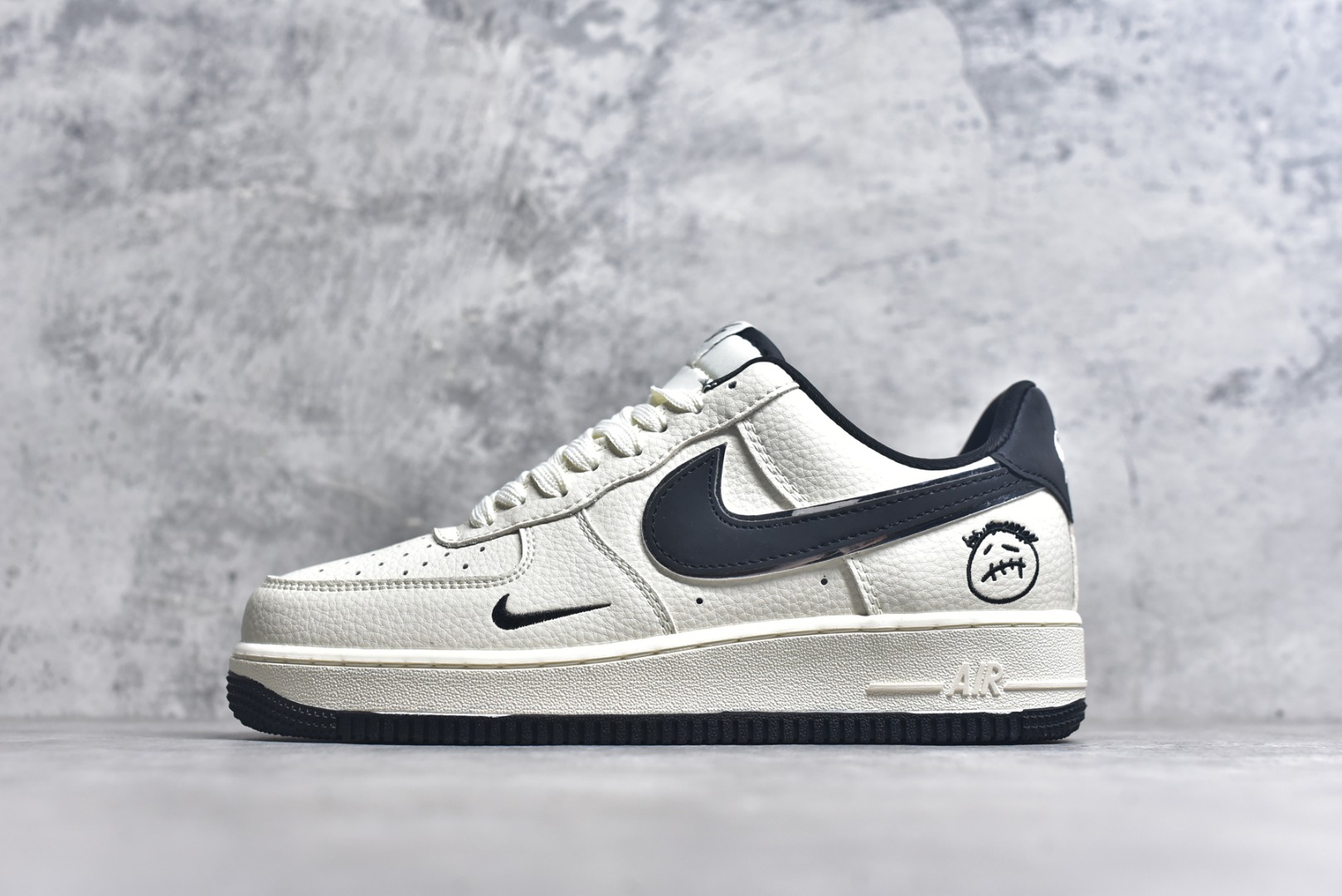 #Nike Air Force 1\’07 Low 米黑鬼脸 空军一号低帮休闲板鞋 DF0188-072 #原楦头原纸板 原装鞋盒 原厂鞋底 超高清洁度 细节完美 尺码：36 36.5 37.5 38 38.5 39 40 40.5 41 42 42.5 43 44 44.5 45 9.D4-选品中心