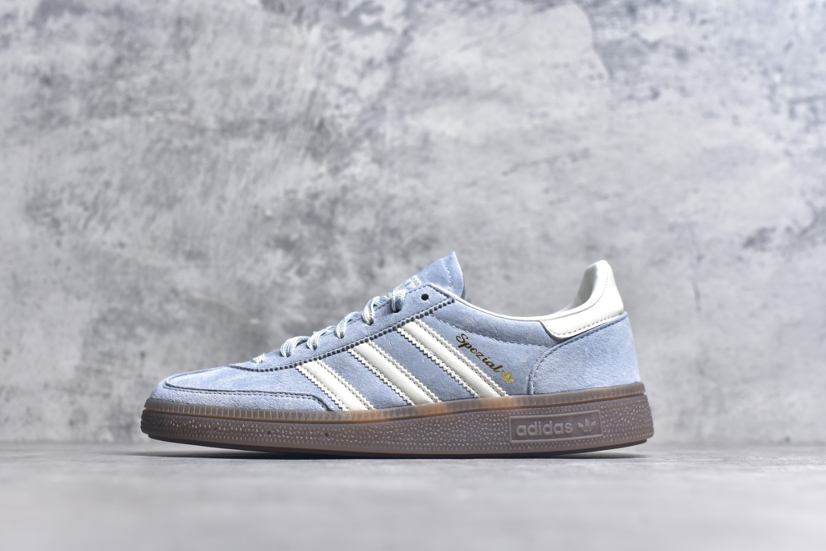 #AD Originals Handball SPZL 手球运动员系列百搭休闲运动板鞋 KI5933 口碑大厂出品 品控大底版型不断改良更新 原厂皮料 原装过验内外标加持 全套原纸板楦头开发 确保原汁原味 完美呈现桑巴版型 一比一鞋头弧度高度鞋身弧度 数据细节工艺流程均保持一致 这款来自阿迪达斯的这款HANDBALL SPZL前身是一双手球运动鞋 这一次拿来复刻 所以鞋面的主要色彩选用了黑色 鞋面外侧除了Spezial字母之外还有三叶草标志 Handball SPZL作为复古手球训练鞋与作为室内足球鞋的Samba有着异曲同工之处 但是质感更为出众的鞋身以及丰富的配色选择比起Samba来讲可以说是更胜一筹了 尺码：36 36⅔ 37⅓ 38 38⅔ 39⅓ 40 40⅔ 41⅓ 42 42⅔ 43⅓ 44 45-选品中心