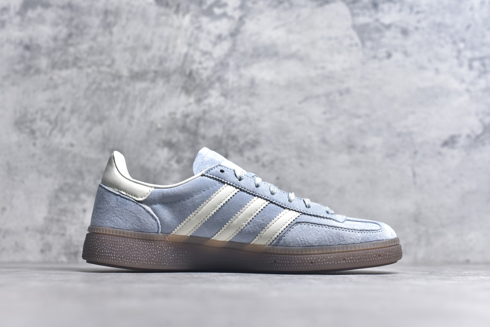 图片[3]-#AD Originals Handball SPZL 手球运动员系列百搭休闲运动板鞋 KI5933 口碑大厂出品 品控大底版型不断改良更新 原厂皮料 原装过验内外标加持 全套原纸板楦头开发 确保原汁原味 完美呈现桑巴版型 一比一鞋头弧度高度鞋身弧度 数据细节工艺流程均保持一致 这款来自阿迪达斯的这款HANDBALL SPZL前身是一双手球运动鞋 这一次拿来复刻 所以鞋面的主要色彩选用了黑色 鞋面外侧除了Spezial字母之外还有三叶草标志 Handball SPZL作为复古手球训练鞋与作为室内足球鞋的Samba有着异曲同工之处 但是质感更为出众的鞋身以及丰富的配色选择比起Samba来讲可以说是更胜一筹了 尺码：36 36⅔ 37⅓ 38 38⅔ 39⅓ 40 40⅔ 41⅓ 42 42⅔ 43⅓ 44 45-选品中心