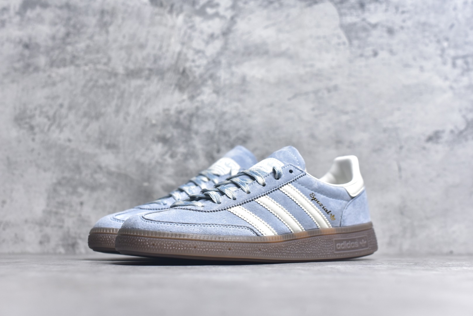 图片[2]-#AD Originals Handball SPZL 手球运动员系列百搭休闲运动板鞋 KI5933 口碑大厂出品 品控大底版型不断改良更新 原厂皮料 原装过验内外标加持 全套原纸板楦头开发 确保原汁原味 完美呈现桑巴版型 一比一鞋头弧度高度鞋身弧度 数据细节工艺流程均保持一致 这款来自阿迪达斯的这款HANDBALL SPZL前身是一双手球运动鞋 这一次拿来复刻 所以鞋面的主要色彩选用了黑色 鞋面外侧除了Spezial字母之外还有三叶草标志 Handball SPZL作为复古手球训练鞋与作为室内足球鞋的Samba有着异曲同工之处 但是质感更为出众的鞋身以及丰富的配色选择比起Samba来讲可以说是更胜一筹了 尺码：36 36⅔ 37⅓ 38 38⅔ 39⅓ 40 40⅔ 41⅓ 42 42⅔ 43⅓ 44 45-选品中心