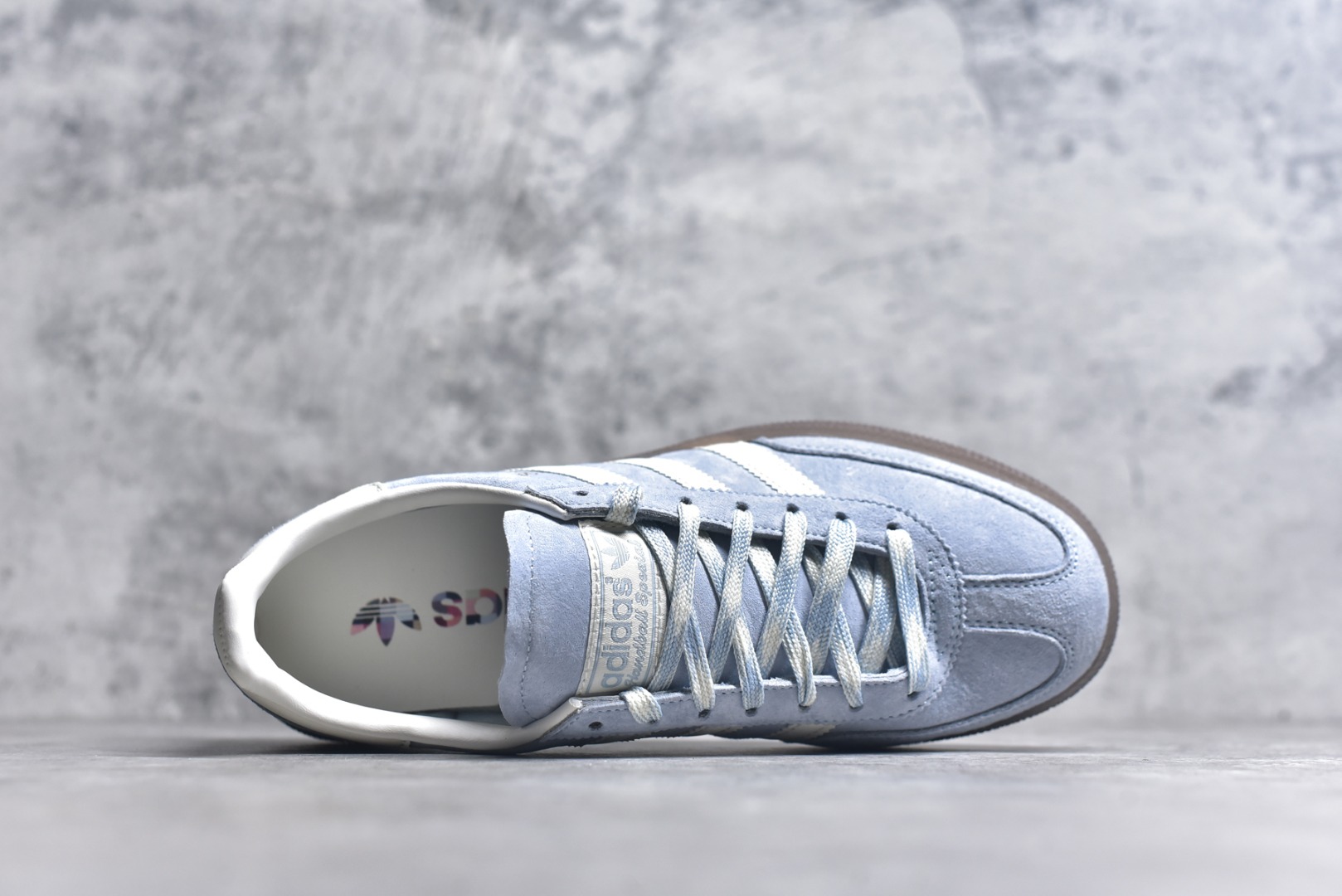 图片[4]-#AD Originals Handball SPZL 手球运动员系列百搭休闲运动板鞋 KI5933 口碑大厂出品 品控大底版型不断改良更新 原厂皮料 原装过验内外标加持 全套原纸板楦头开发 确保原汁原味 完美呈现桑巴版型 一比一鞋头弧度高度鞋身弧度 数据细节工艺流程均保持一致 这款来自阿迪达斯的这款HANDBALL SPZL前身是一双手球运动鞋 这一次拿来复刻 所以鞋面的主要色彩选用了黑色 鞋面外侧除了Spezial字母之外还有三叶草标志 Handball SPZL作为复古手球训练鞋与作为室内足球鞋的Samba有着异曲同工之处 但是质感更为出众的鞋身以及丰富的配色选择比起Samba来讲可以说是更胜一筹了 尺码：36 36⅔ 37⅓ 38 38⅔ 39⅓ 40 40⅔ 41⅓ 42 42⅔ 43⅓ 44 45-选品中心