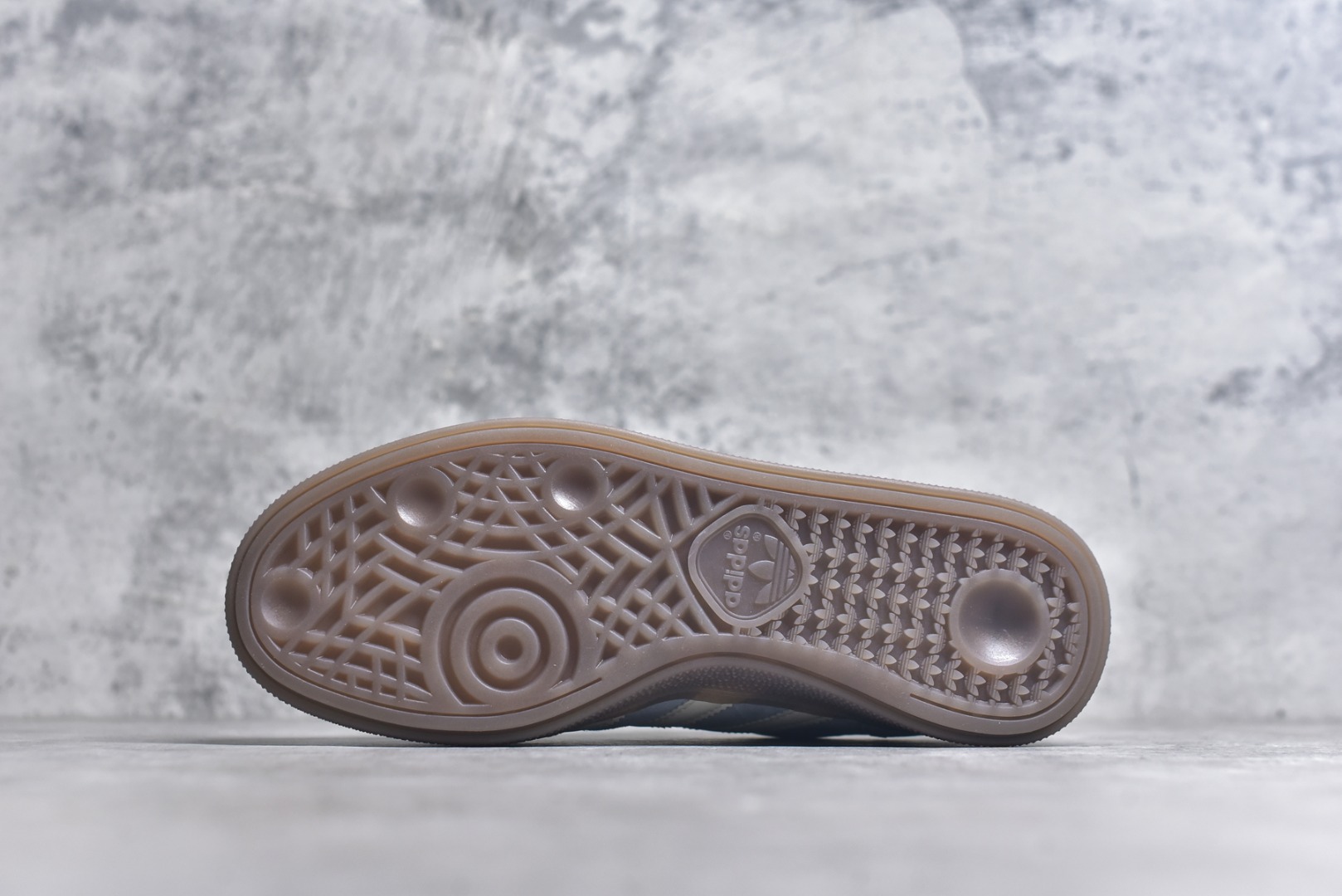图片[6]-#AD Originals Handball SPZL 手球运动员系列百搭休闲运动板鞋 KI5933 口碑大厂出品 品控大底版型不断改良更新 原厂皮料 原装过验内外标加持 全套原纸板楦头开发 确保原汁原味 完美呈现桑巴版型 一比一鞋头弧度高度鞋身弧度 数据细节工艺流程均保持一致 这款来自阿迪达斯的这款HANDBALL SPZL前身是一双手球运动鞋 这一次拿来复刻 所以鞋面的主要色彩选用了黑色 鞋面外侧除了Spezial字母之外还有三叶草标志 Handball SPZL作为复古手球训练鞋与作为室内足球鞋的Samba有着异曲同工之处 但是质感更为出众的鞋身以及丰富的配色选择比起Samba来讲可以说是更胜一筹了 尺码：36 36⅔ 37⅓ 38 38⅔ 39⅓ 40 40⅔ 41⅓ 42 42⅔ 43⅓ 44 45-选品中心