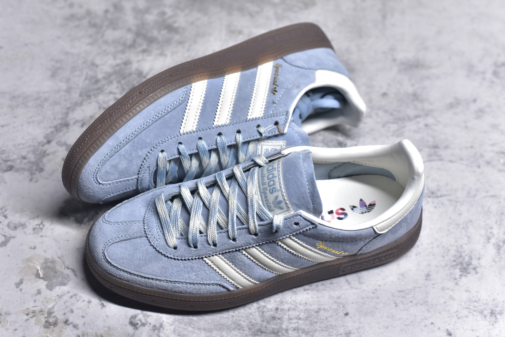 图片[7]-#AD Originals Handball SPZL 手球运动员系列百搭休闲运动板鞋 KI5933 口碑大厂出品 品控大底版型不断改良更新 原厂皮料 原装过验内外标加持 全套原纸板楦头开发 确保原汁原味 完美呈现桑巴版型 一比一鞋头弧度高度鞋身弧度 数据细节工艺流程均保持一致 这款来自阿迪达斯的这款HANDBALL SPZL前身是一双手球运动鞋 这一次拿来复刻 所以鞋面的主要色彩选用了黑色 鞋面外侧除了Spezial字母之外还有三叶草标志 Handball SPZL作为复古手球训练鞋与作为室内足球鞋的Samba有着异曲同工之处 但是质感更为出众的鞋身以及丰富的配色选择比起Samba来讲可以说是更胜一筹了 尺码：36 36⅔ 37⅓ 38 38⅔ 39⅓ 40 40⅔ 41⅓ 42 42⅔ 43⅓ 44 45-选品中心