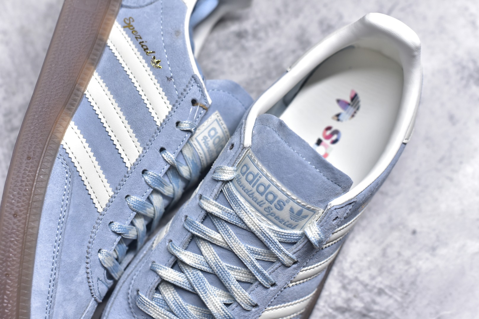 图片[9]-#AD Originals Handball SPZL 手球运动员系列百搭休闲运动板鞋 KI5933 口碑大厂出品 品控大底版型不断改良更新 原厂皮料 原装过验内外标加持 全套原纸板楦头开发 确保原汁原味 完美呈现桑巴版型 一比一鞋头弧度高度鞋身弧度 数据细节工艺流程均保持一致 这款来自阿迪达斯的这款HANDBALL SPZL前身是一双手球运动鞋 这一次拿来复刻 所以鞋面的主要色彩选用了黑色 鞋面外侧除了Spezial字母之外还有三叶草标志 Handball SPZL作为复古手球训练鞋与作为室内足球鞋的Samba有着异曲同工之处 但是质感更为出众的鞋身以及丰富的配色选择比起Samba来讲可以说是更胜一筹了 尺码：36 36⅔ 37⅓ 38 38⅔ 39⅓ 40 40⅔ 41⅓ 42 42⅔ 43⅓ 44 45-选品中心
