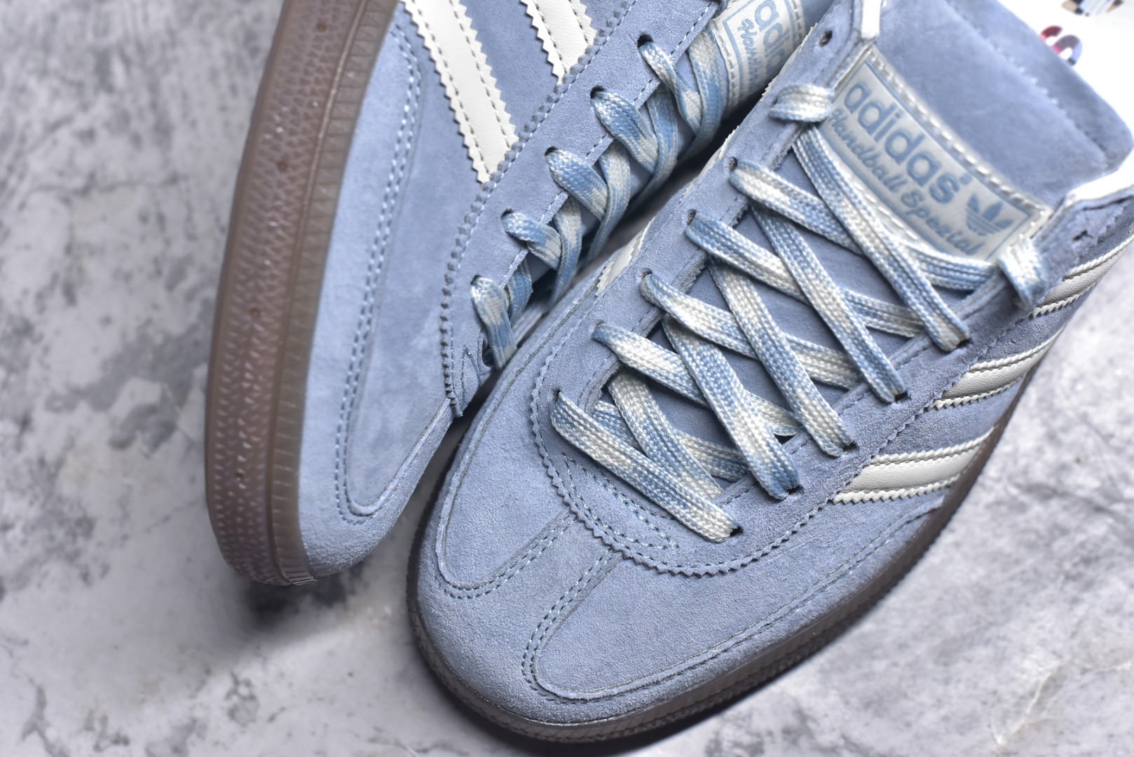 图片[8]-#AD Originals Handball SPZL 手球运动员系列百搭休闲运动板鞋 KI5933 口碑大厂出品 品控大底版型不断改良更新 原厂皮料 原装过验内外标加持 全套原纸板楦头开发 确保原汁原味 完美呈现桑巴版型 一比一鞋头弧度高度鞋身弧度 数据细节工艺流程均保持一致 这款来自阿迪达斯的这款HANDBALL SPZL前身是一双手球运动鞋 这一次拿来复刻 所以鞋面的主要色彩选用了黑色 鞋面外侧除了Spezial字母之外还有三叶草标志 Handball SPZL作为复古手球训练鞋与作为室内足球鞋的Samba有着异曲同工之处 但是质感更为出众的鞋身以及丰富的配色选择比起Samba来讲可以说是更胜一筹了 尺码：36 36⅔ 37⅓ 38 38⅔ 39⅓ 40 40⅔ 41⅓ 42 42⅔ 43⅓ 44 45-选品中心