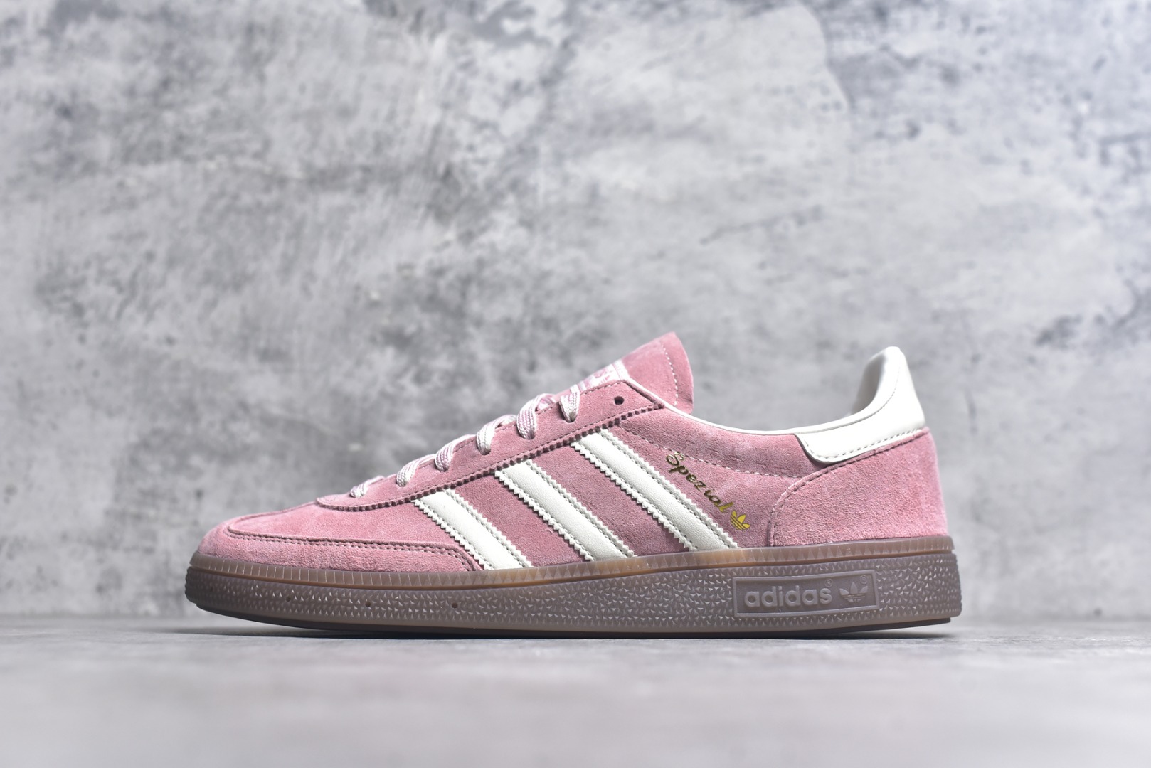#AD Originals Handball SPZL 手球运动员系列百搭休闲运动板鞋 KJ6305 这款来自阿迪达斯的这款HANDBALL SPZL前身是一双手球运动鞋，这一次拿来复刻，所以鞋面的主要色彩选用了黑色， 鞋面外侧除了Spezial字母之外还有三叶草标志。Handball SPZL作为复古手球训练鞋与作为室内足球鞋的Samba有着异曲同工之处，但是质感更为出众的鞋身以及丰富的配色选择比起Samba来讲可以说是更胜一筹了！尺码：36 36⅔ 37⅓ 38 38⅔ 39⅓ 40 40⅔ 41⅓ 42 42⅔ 43⅓ 44 45-选品中心