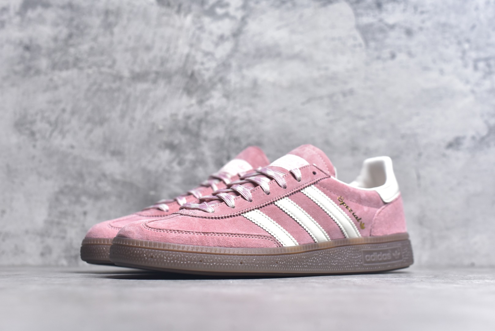 图片[2]-#AD Originals Handball SPZL 手球运动员系列百搭休闲运动板鞋 KJ6305 这款来自阿迪达斯的这款HANDBALL SPZL前身是一双手球运动鞋，这一次拿来复刻，所以鞋面的主要色彩选用了黑色， 鞋面外侧除了Spezial字母之外还有三叶草标志。Handball SPZL作为复古手球训练鞋与作为室内足球鞋的Samba有着异曲同工之处，但是质感更为出众的鞋身以及丰富的配色选择比起Samba来讲可以说是更胜一筹了！尺码：36 36⅔ 37⅓ 38 38⅔ 39⅓ 40 40⅔ 41⅓ 42 42⅔ 43⅓ 44 45-选品中心
